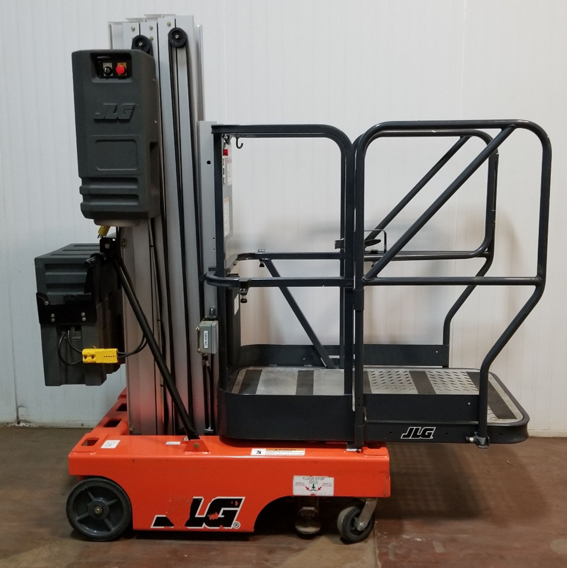 JLG (2009) 15SP 400 LB. CAPACITY 12V ELECTRIC ORDER PICKER WITH 180" MAX. LIFT HEIGHT, BUILT-IN