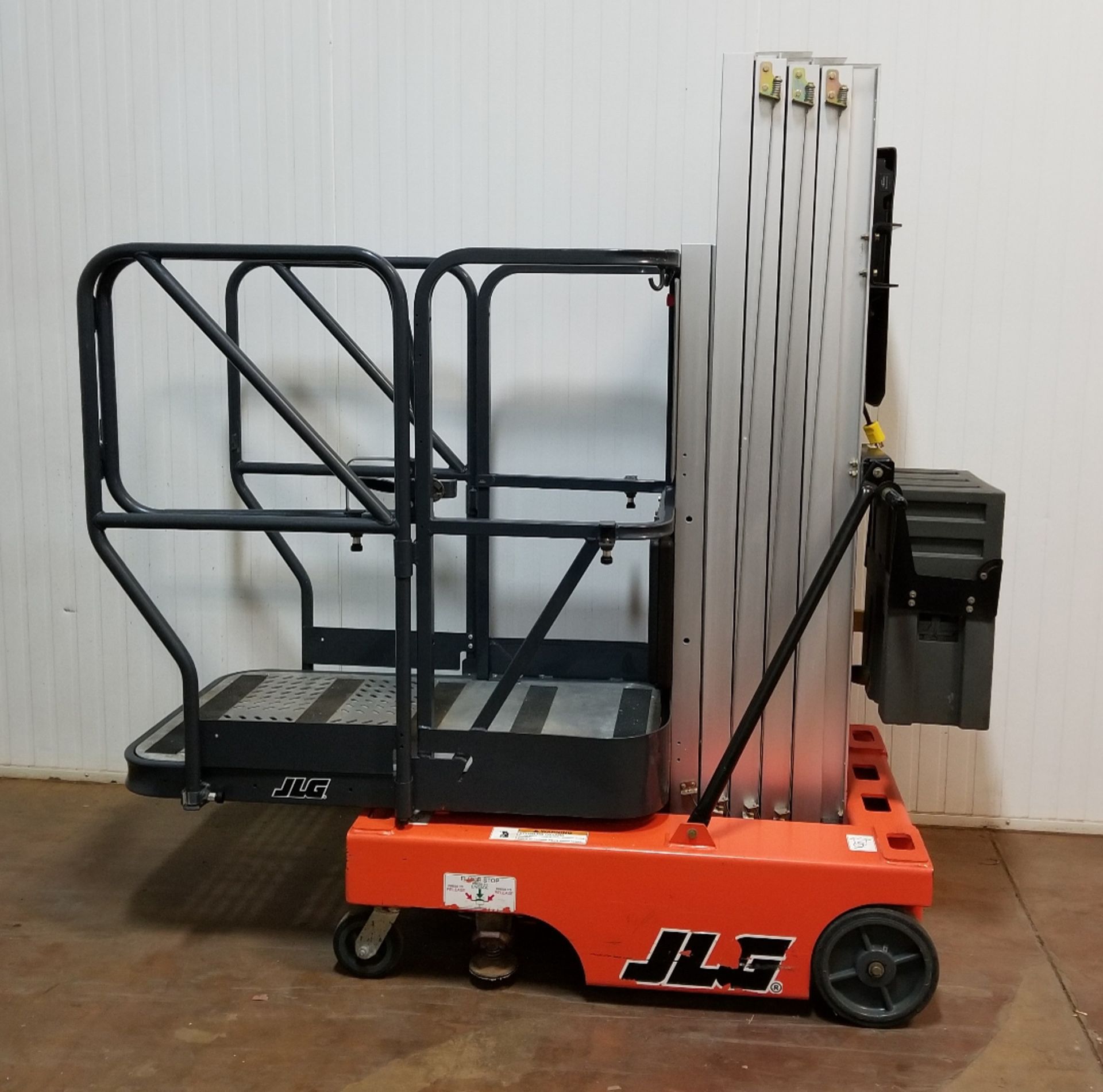 JLG (2009) 15SP 400 LB. CAPACITY 12V ELECTRIC ORDER PICKER WITH 180" MAX. LIFT HEIGHT, BUILT-IN - Image 2 of 4
