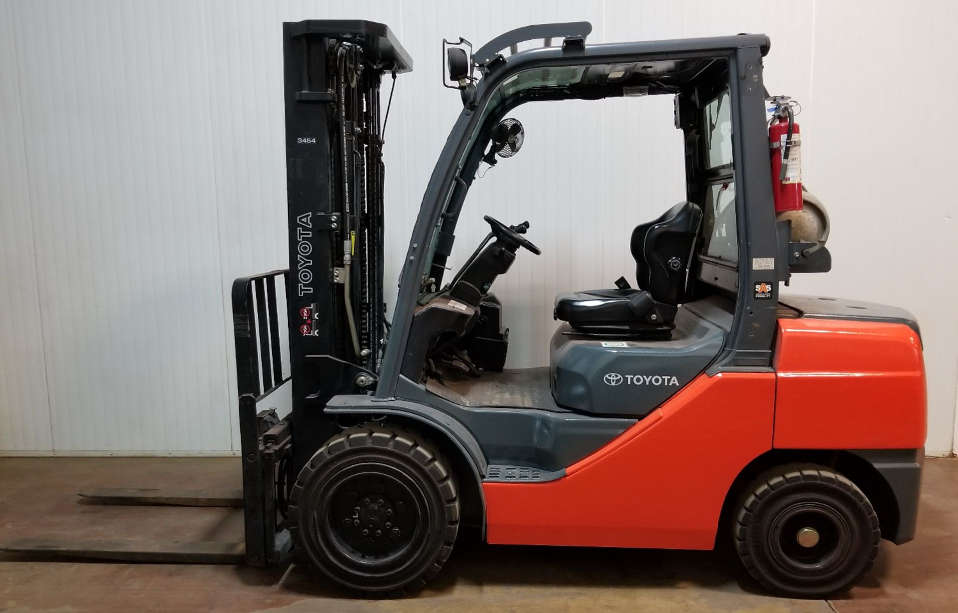TOYOTA (2013) 8FGU32 6,500 LB. CAPACITY LPG FORKLIFT WITH 187" MAX. LIFT HEIGHT, 3-STAGE MAST, - Image 2 of 2