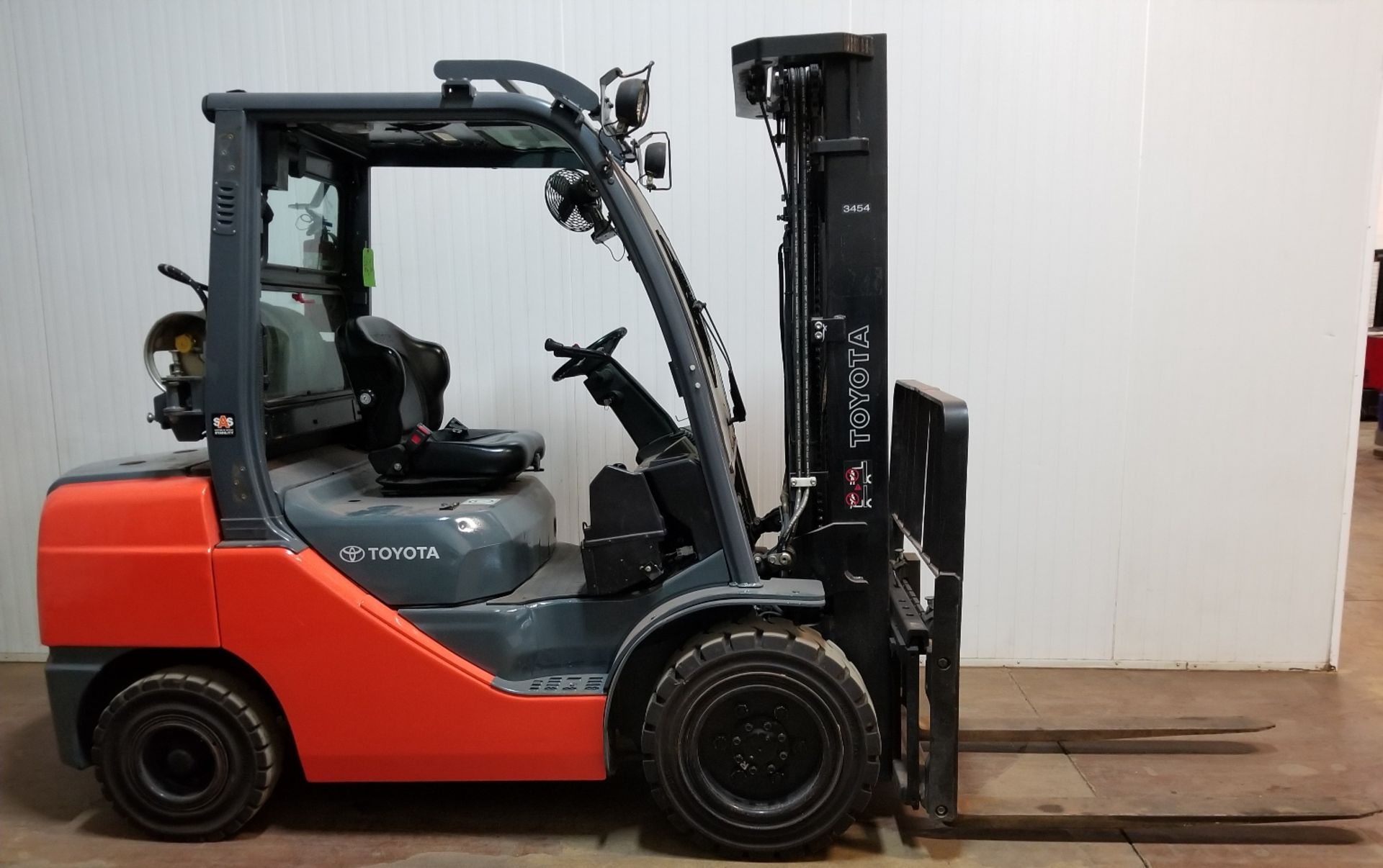 TOYOTA (2013) 8FGU32 6,500 LB. CAPACITY LPG FORKLIFT WITH 187" MAX. LIFT HEIGHT, 3-STAGE MAST,