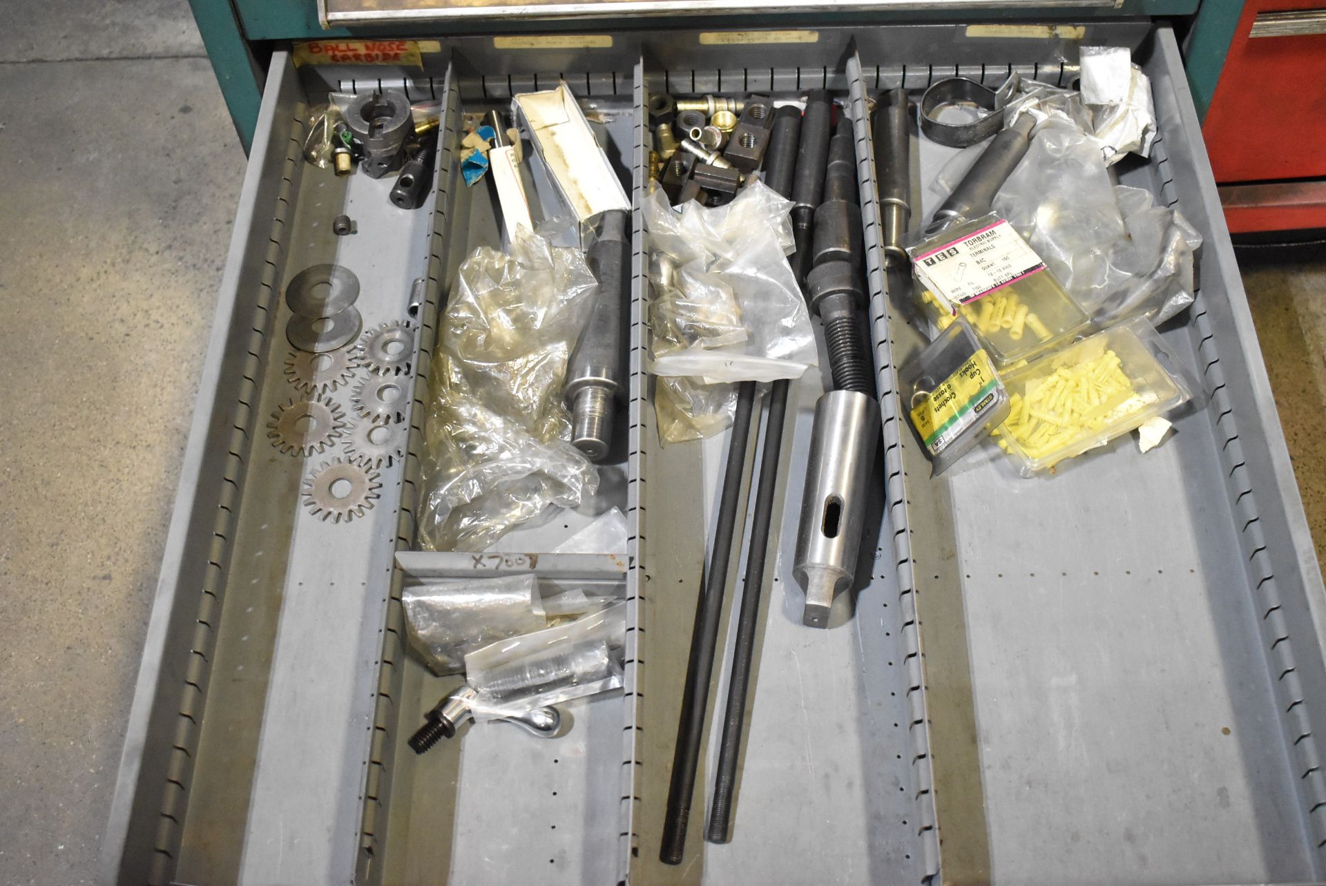 LOT/ CONTENTS OF TOOL CABINET - INCLUDING TAPS, REAMERS, DRILLS, SANDING & GRINDING PERISHABLES, - Image 8 of 10