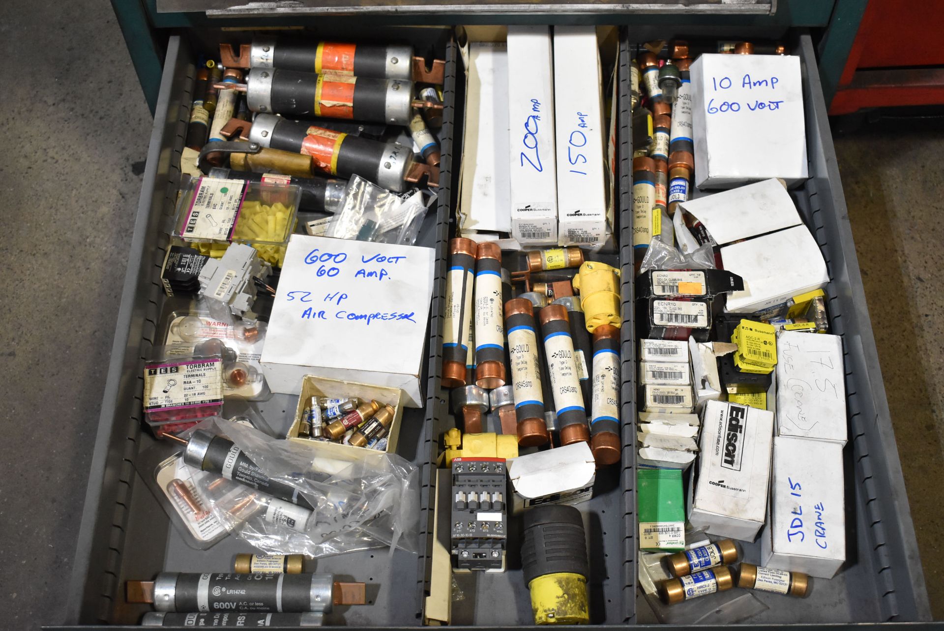 LOT/ CONTENTS OF TOOL CABINET - INCLUDING TAPS, REAMERS, DRILLS, SANDING & GRINDING PERISHABLES, - Image 9 of 10