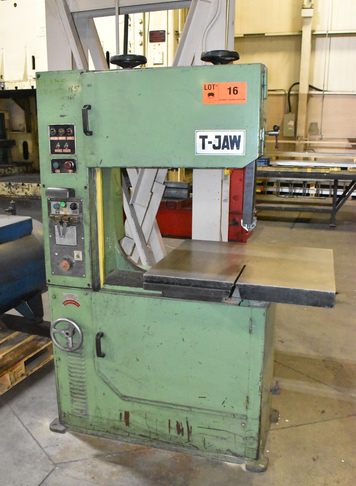 T-JAW 700 VERTICAL BAND SAW WITH 29" X 27" TABLE, 28" THROAT, 16" MAX. WORKPIECE HEIGHT, BLADE