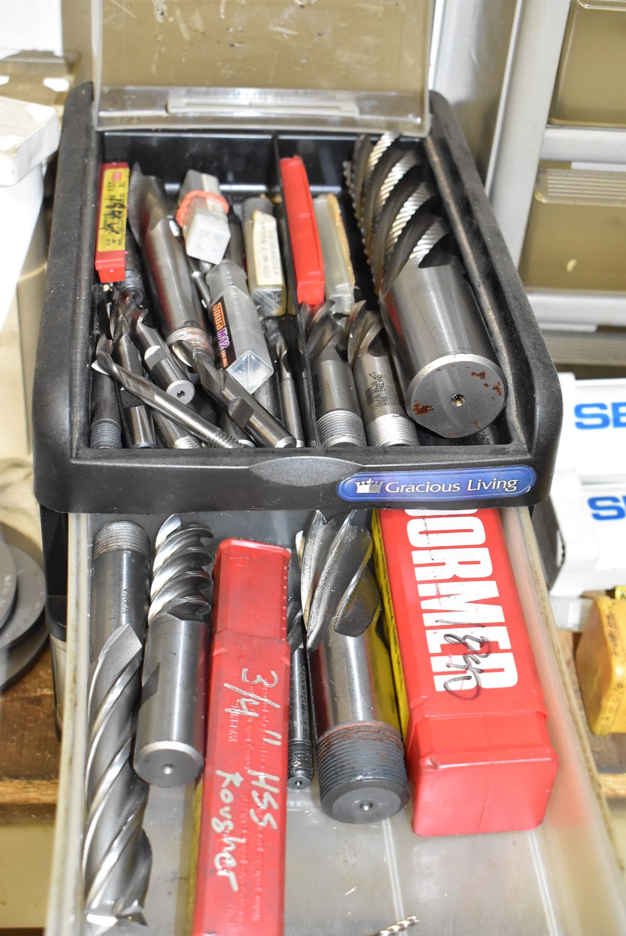 LOT/ (1) SHELVING SECTION WITH CONTENTS CONSISTING OF CARBIDE INSERTS AND CUTTING TOOLS [RIGGING FEE - Image 2 of 7