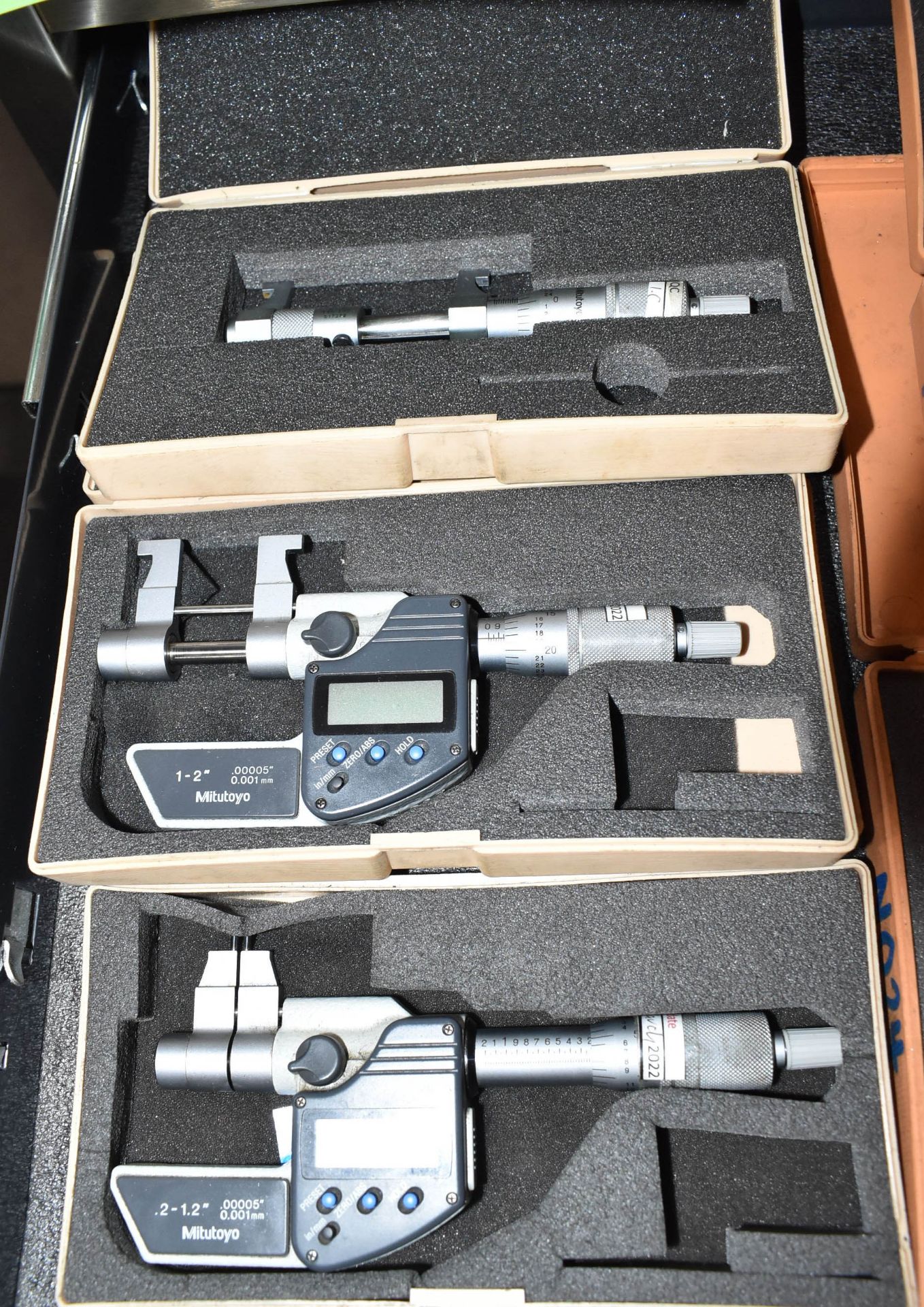LOT/ CONTENTS OF DRAWER CONSISTING OF MITUTOYO DIGITAL AND CONVENTIONAL OUTSIDE MICROMETERS [RIGGING - Image 2 of 3