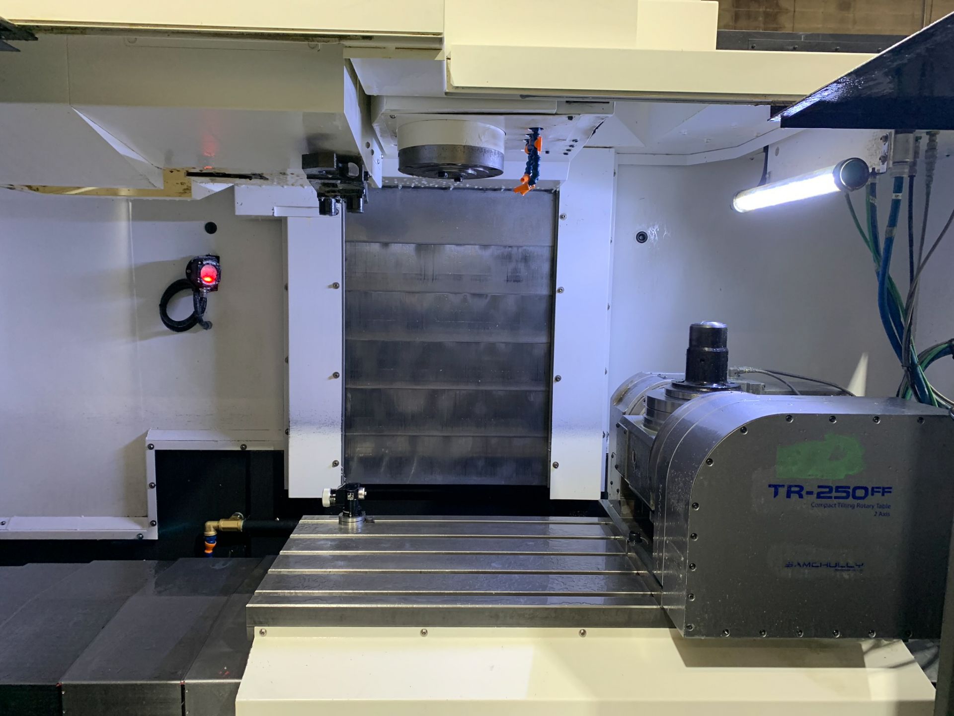 HYUNDAI WIA (2014, commissioned in 2015) F500 5-AXIS VERTICAL MACHINING CENTER WITH FANUC I SERIES - Image 5 of 19