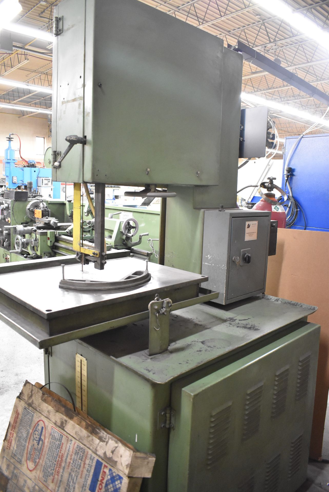 FRIGGI VERTICAL BAND SAW WITH 26"X26" TABLE, 20" THROAT, SPEEDS TO 948 M/MIN, 14" WORKPIECE - Image 3 of 9