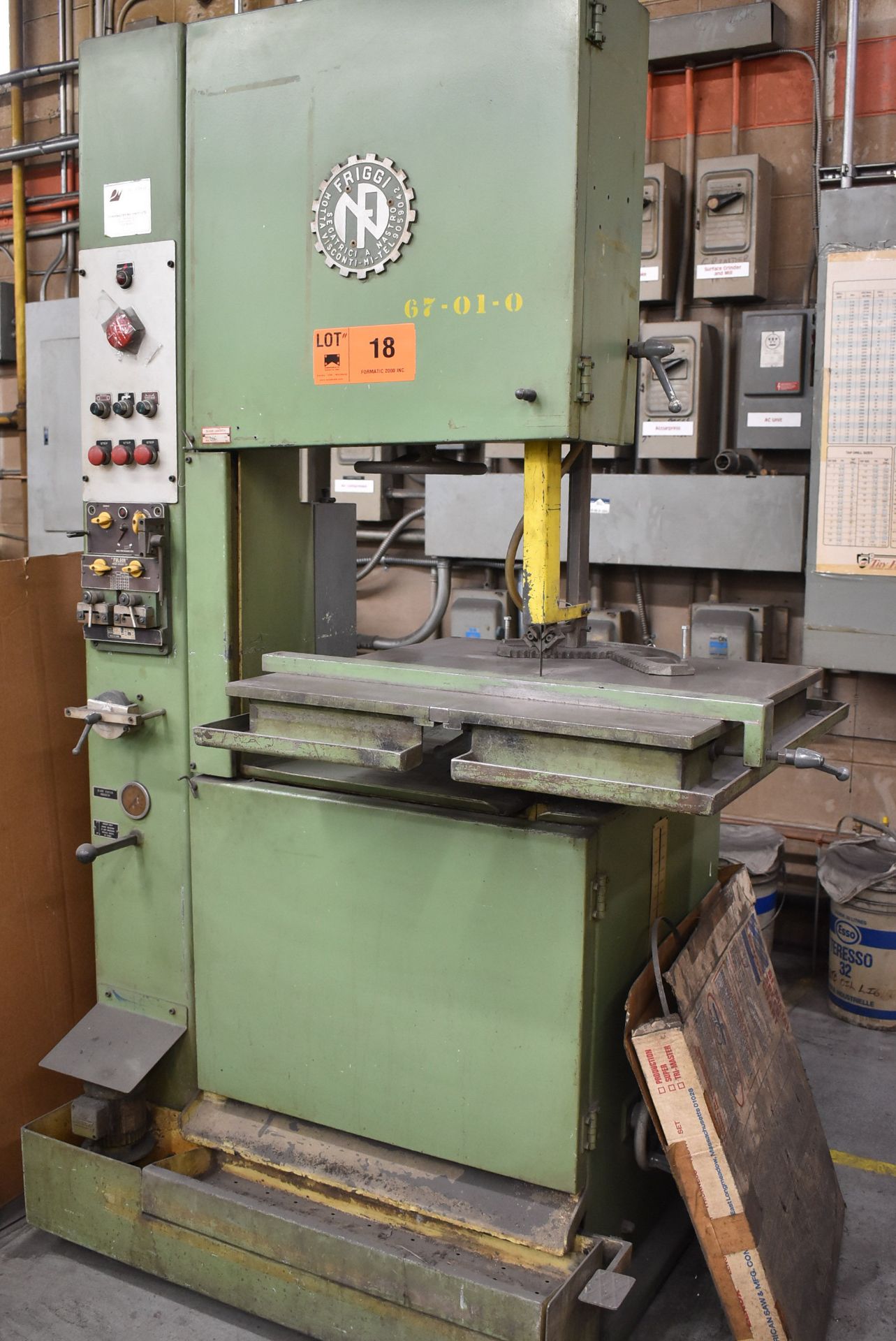 FRIGGI VERTICAL BAND SAW WITH 26"X26" TABLE, 20" THROAT, SPEEDS TO 948 M/MIN, 14" WORKPIECE