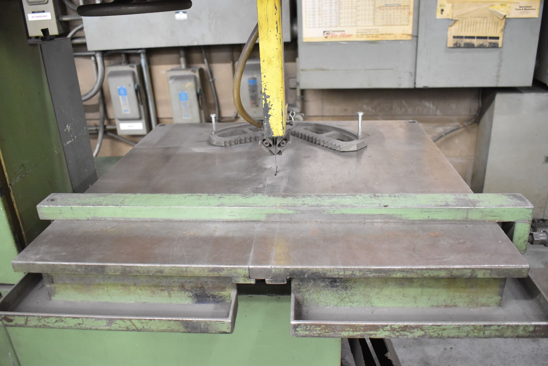 FRIGGI VERTICAL BAND SAW WITH 26"X26" TABLE, 20" THROAT, SPEEDS TO 948 M/MIN, 14" WORKPIECE - Image 2 of 9