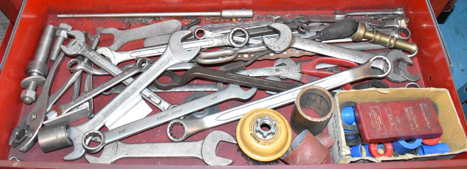 LOT/ ROLLING TOOL BOX WITH CONTENTS - INCLUDING HAND TOOLS, TAPS & DIES WITH HANDLES, WRENCHES, - Image 3 of 15