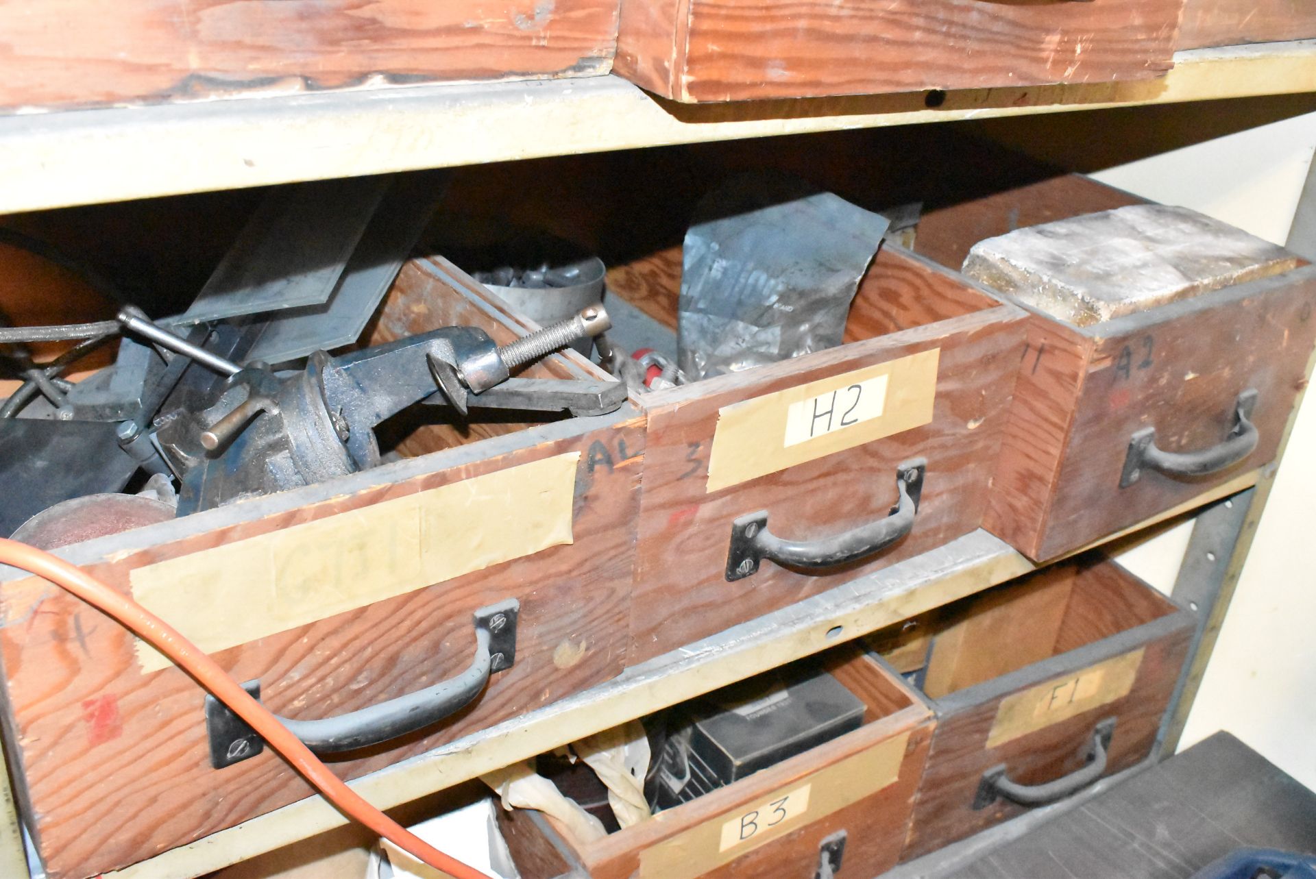 LOT/ STEEL SHELF & DRAWERS WITH CONTENTS - INCLUDING TOOLING, HARDWARE, GRINDING WHEELS & SHOP - Image 5 of 9