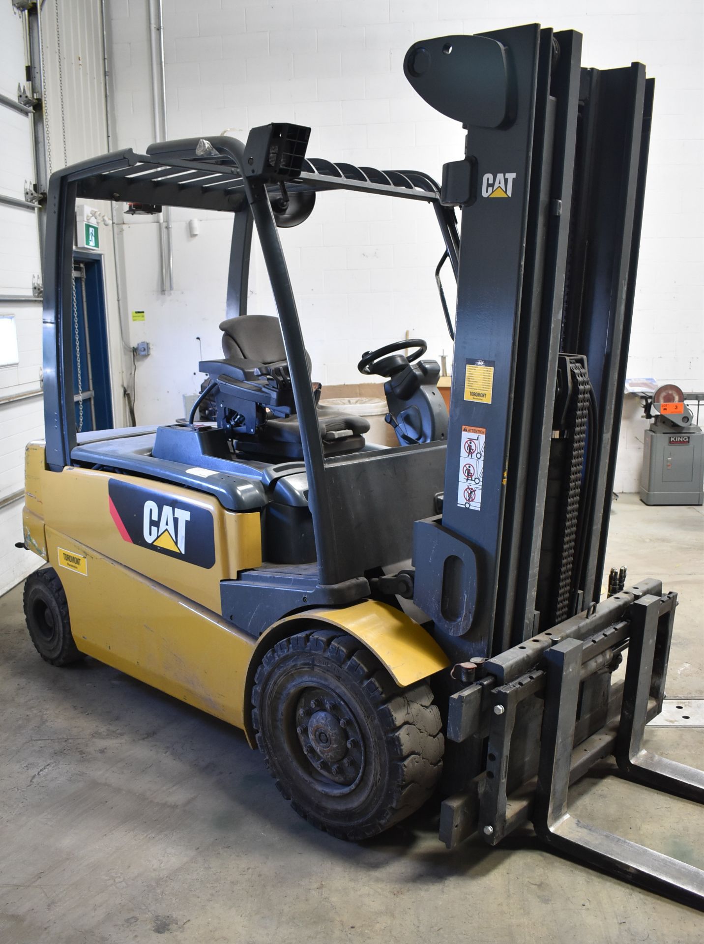 JUNGHENREICH (2010) EP8000 5,700 LB. CAPACITY 80V ELECTRIC FORKLIFT WITH 193" MAX. LIFT HEIGHT, 3- - Image 4 of 15