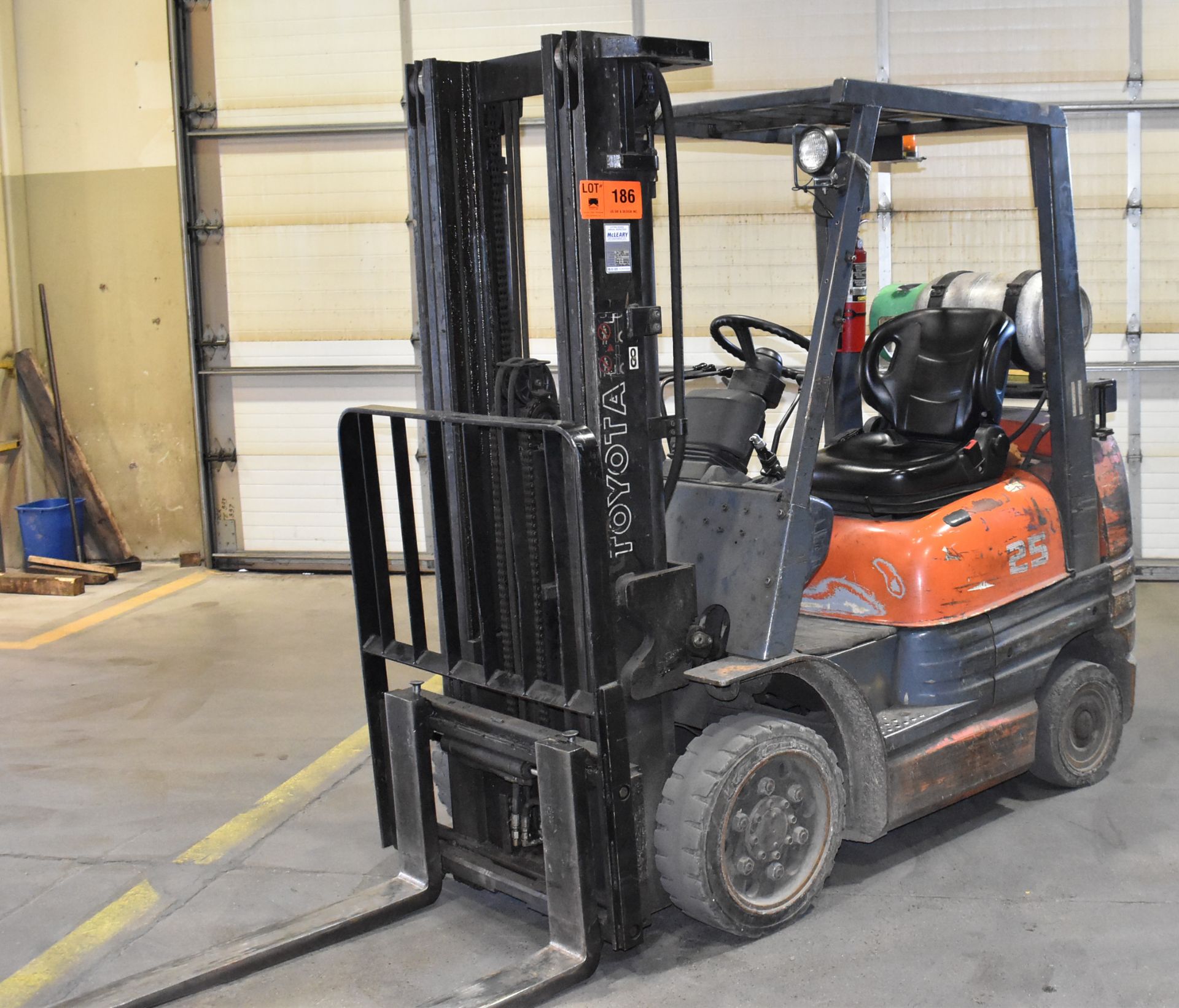 TOYOTA 42-6FGCU25 4,900 LB. CAPACITY LPG FORKLIFT WITH 189" MAX. LIFT HEIGHT, 3-STAGE MAST, SIDE - Image 2 of 17