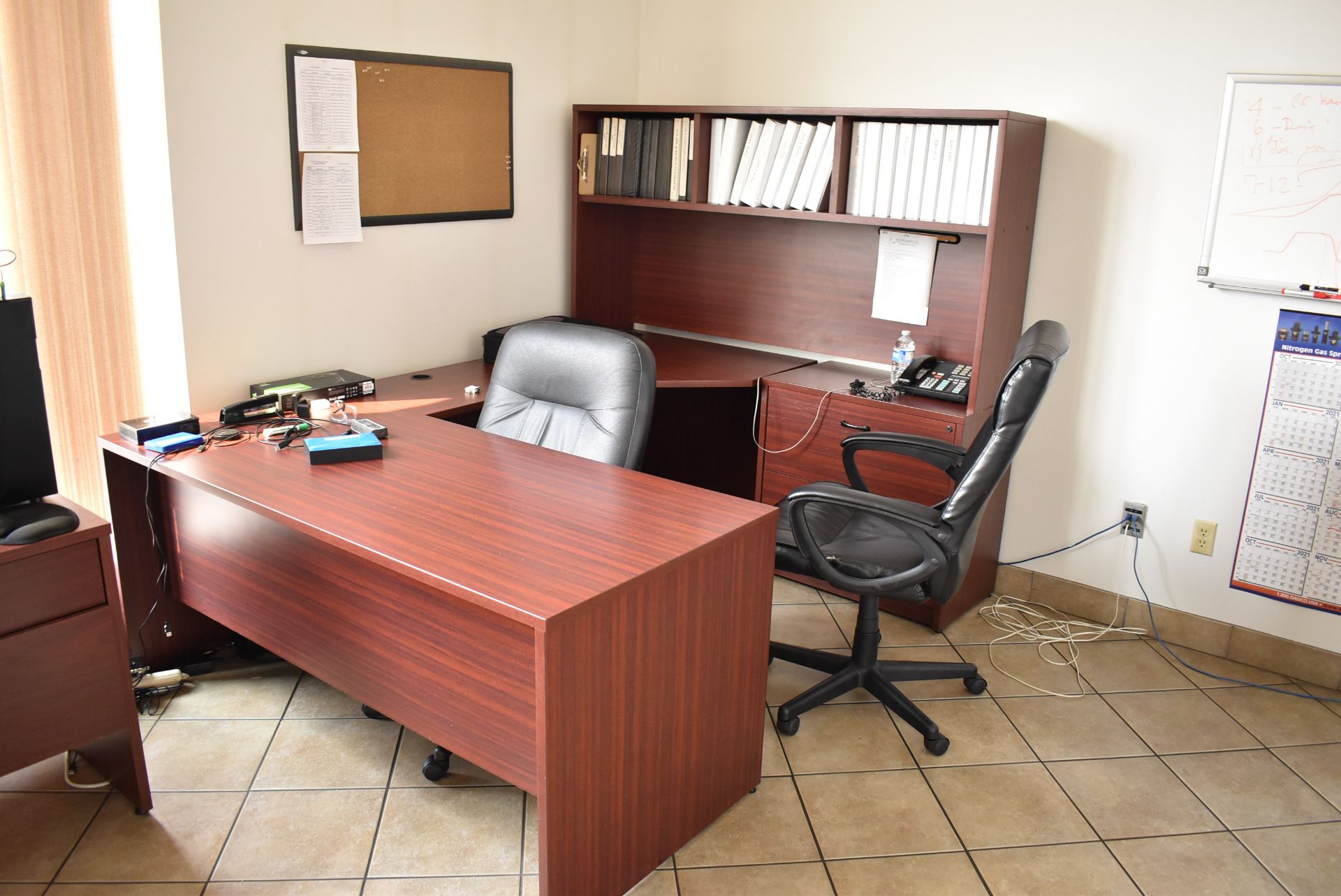 LOT/ OFFICE FURNITURE CONSISTING OF (2) U-SHAPED DESKS, DESK, & (4) CHAIRS (FURNITURE ONLY - NO - Image 3 of 5