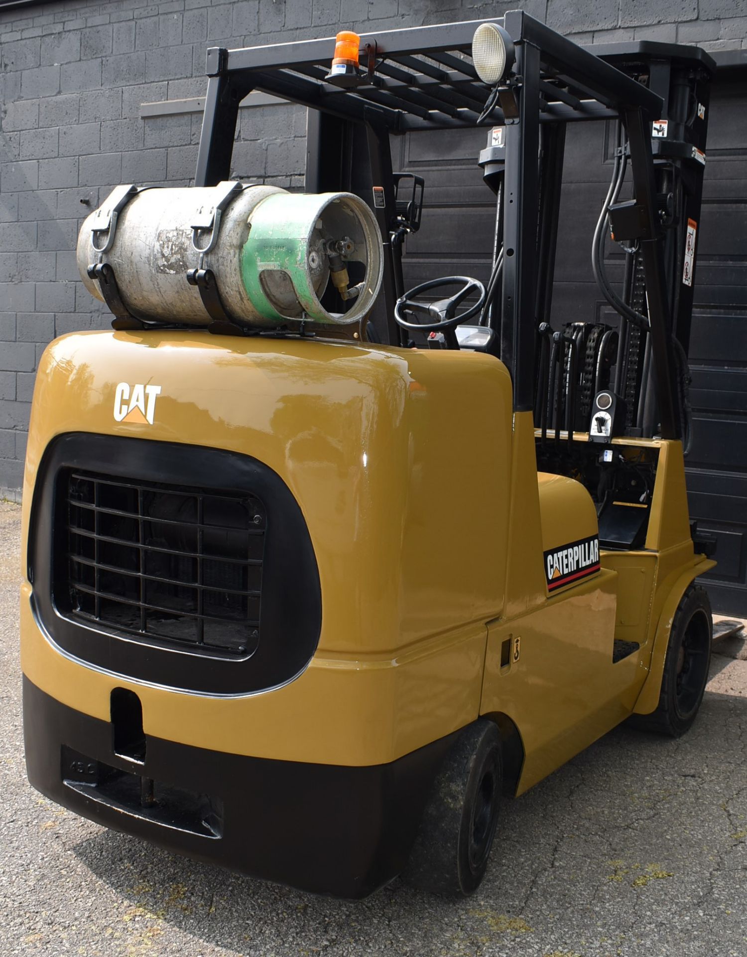 CATERPILLAR GC45KS 10,000 LB CAPACITY LPG FORKLIFT WITH 210 MAX. VERTICAL REACH, TILT, SIDE-SHIFT, - Image 6 of 20