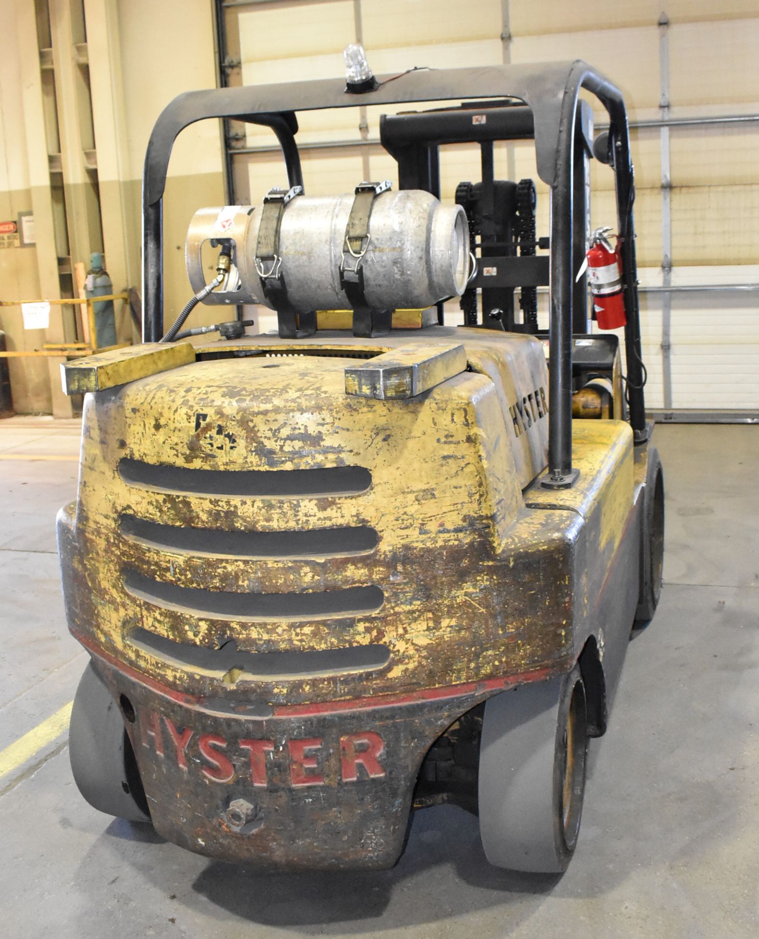 HYSTER S150A 15,000 LB. CAPACITY LPG FORKLIFT WITH 129" MAX. LIFT HEIGHT, 2-STAGE MAST, SOLID TIRES, - Image 8 of 18