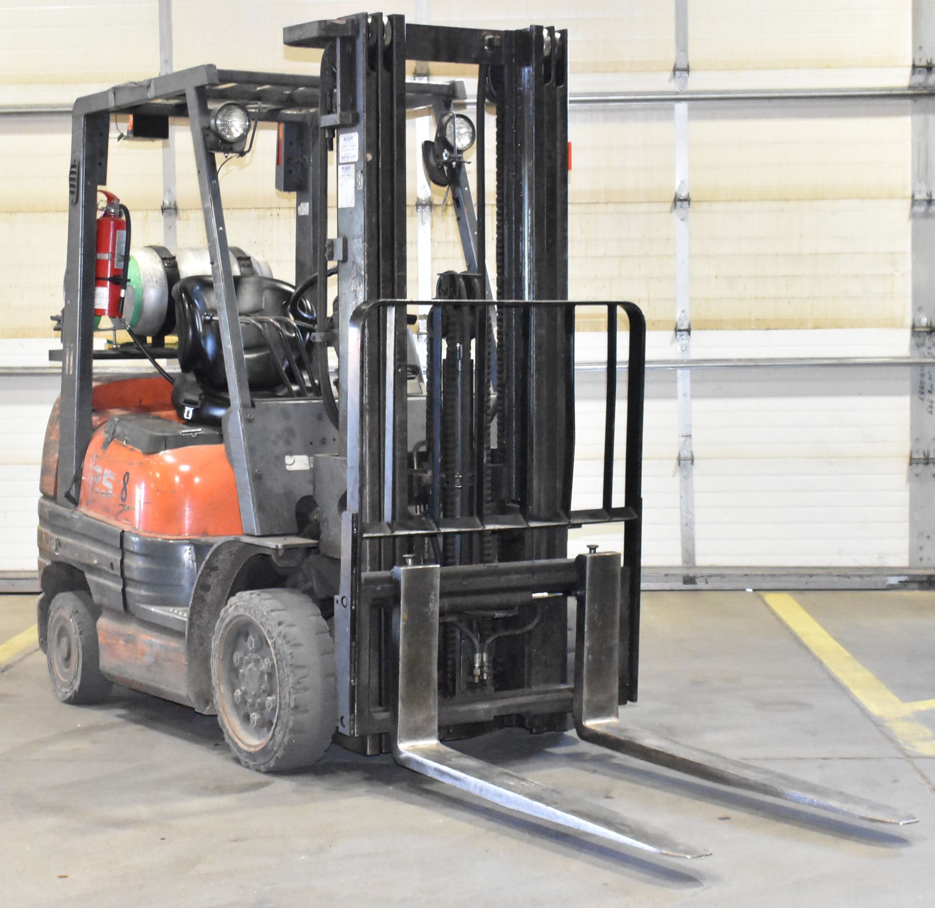 TOYOTA 42-6FGCU25 4,900 LB. CAPACITY LPG FORKLIFT WITH 189" MAX. LIFT HEIGHT, 3-STAGE MAST, SIDE - Image 3 of 17