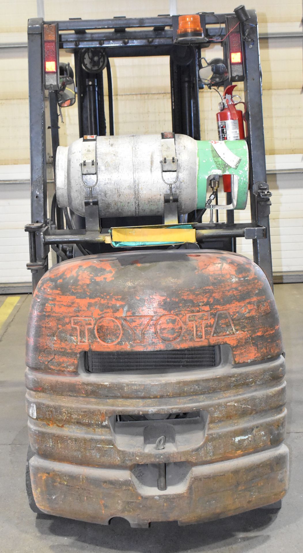 TOYOTA 42-6FGCU25 4,900 LB. CAPACITY LPG FORKLIFT WITH 189" MAX. LIFT HEIGHT, 3-STAGE MAST, SIDE - Image 5 of 17