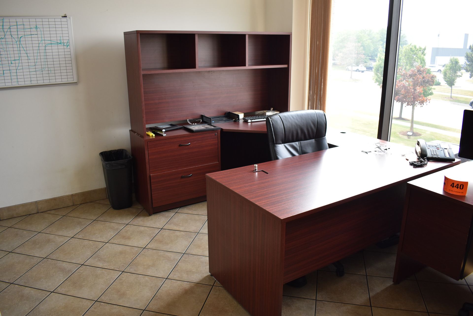 LOT/ OFFICE FURNITURE CONSISTING OF (2) U-SHAPED DESKS, DESK, & (4) CHAIRS (FURNITURE ONLY - NO - Image 4 of 5