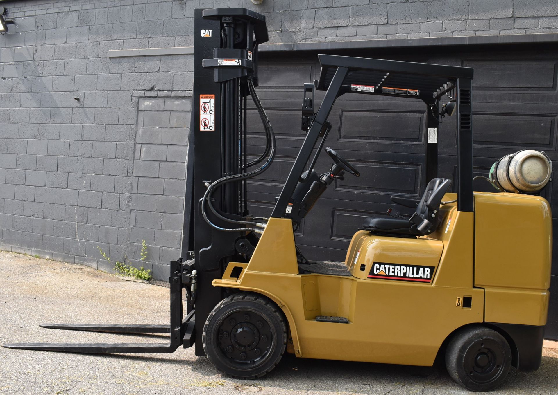 CATERPILLAR GC45KS 10,000 LB CAPACITY LPG FORKLIFT WITH 210 MAX. VERTICAL REACH, TILT, SIDE-SHIFT, - Image 2 of 20