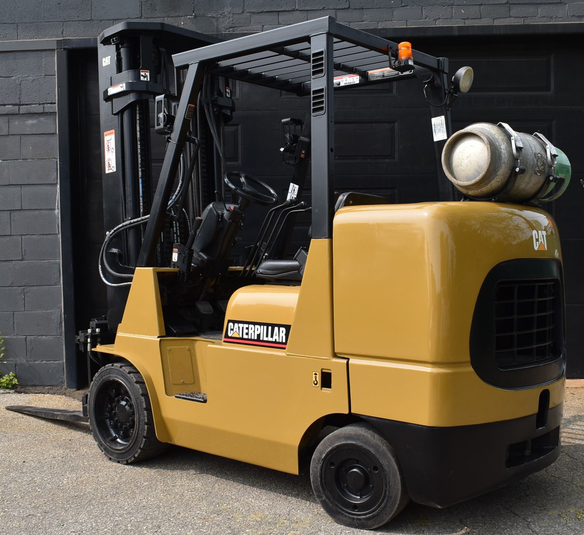 CATERPILLAR GC45KS 10,000 LB CAPACITY LPG FORKLIFT WITH 210 MAX. VERTICAL REACH, TILT, SIDE-SHIFT, - Image 4 of 20