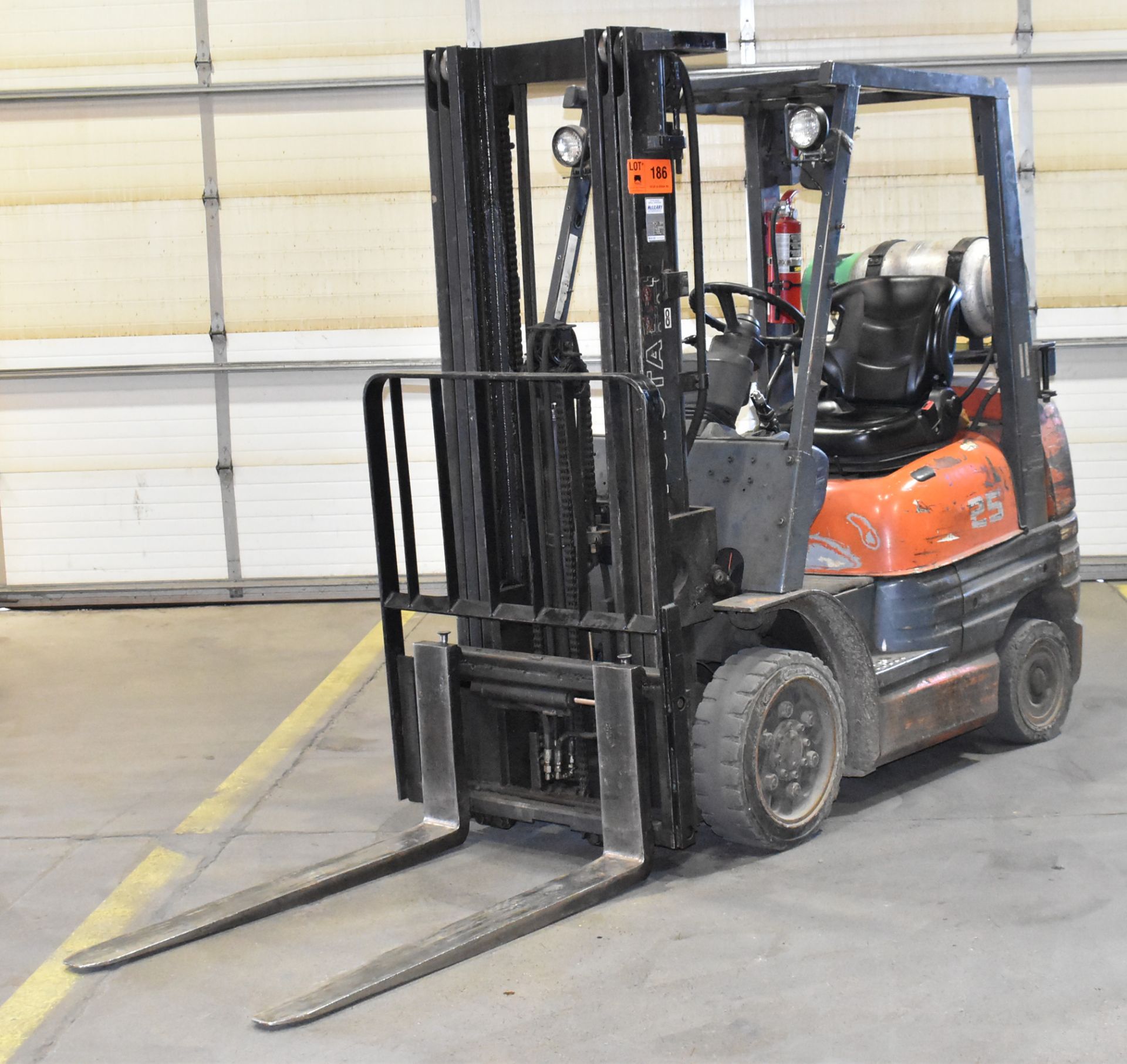 TOYOTA 42-6FGCU25 4,900 LB. CAPACITY LPG FORKLIFT WITH 189" MAX. LIFT HEIGHT, 3-STAGE MAST, SIDE