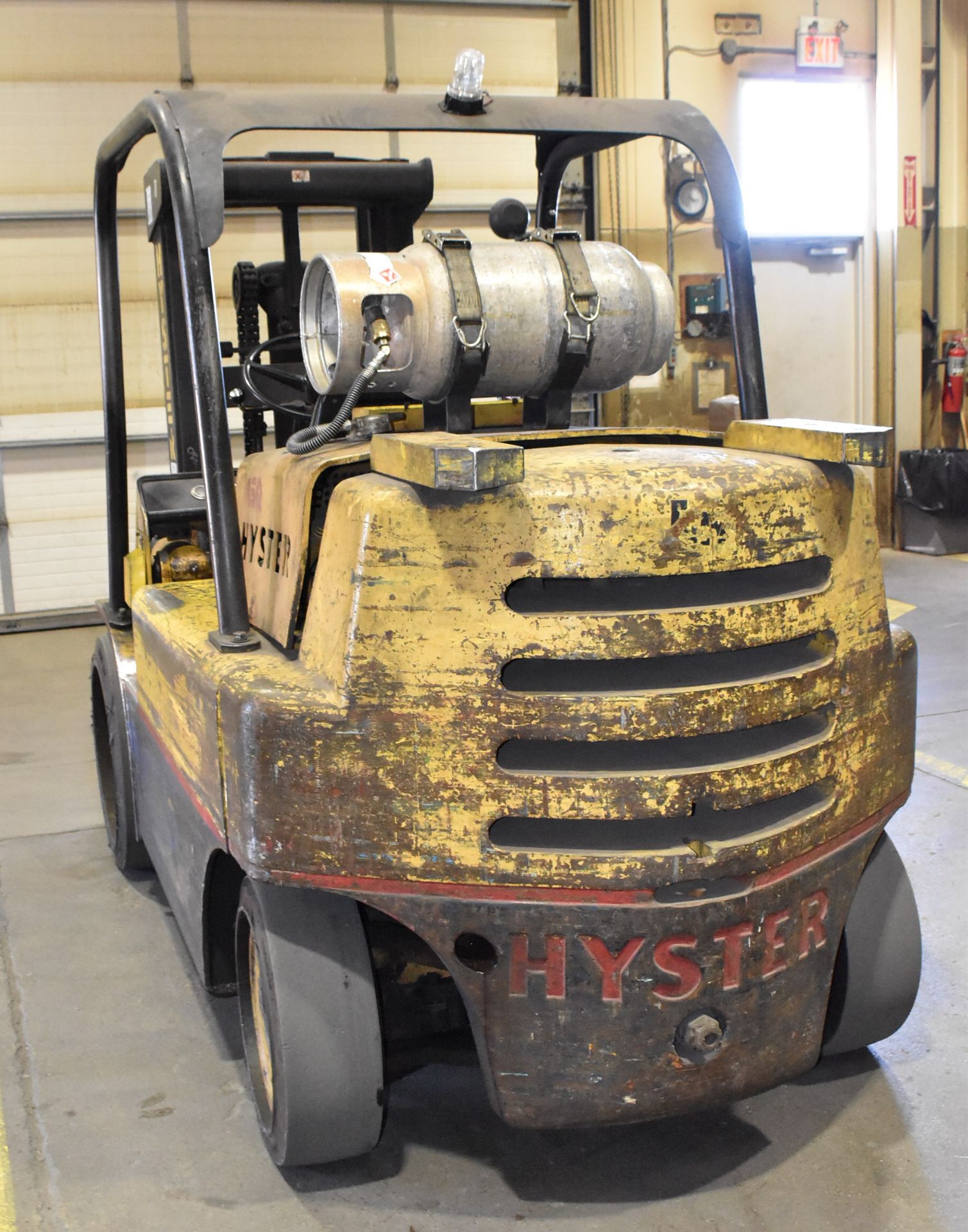 HYSTER S150A 15,000 LB. CAPACITY LPG FORKLIFT WITH 129" MAX. LIFT HEIGHT, 2-STAGE MAST, SOLID TIRES, - Image 6 of 18