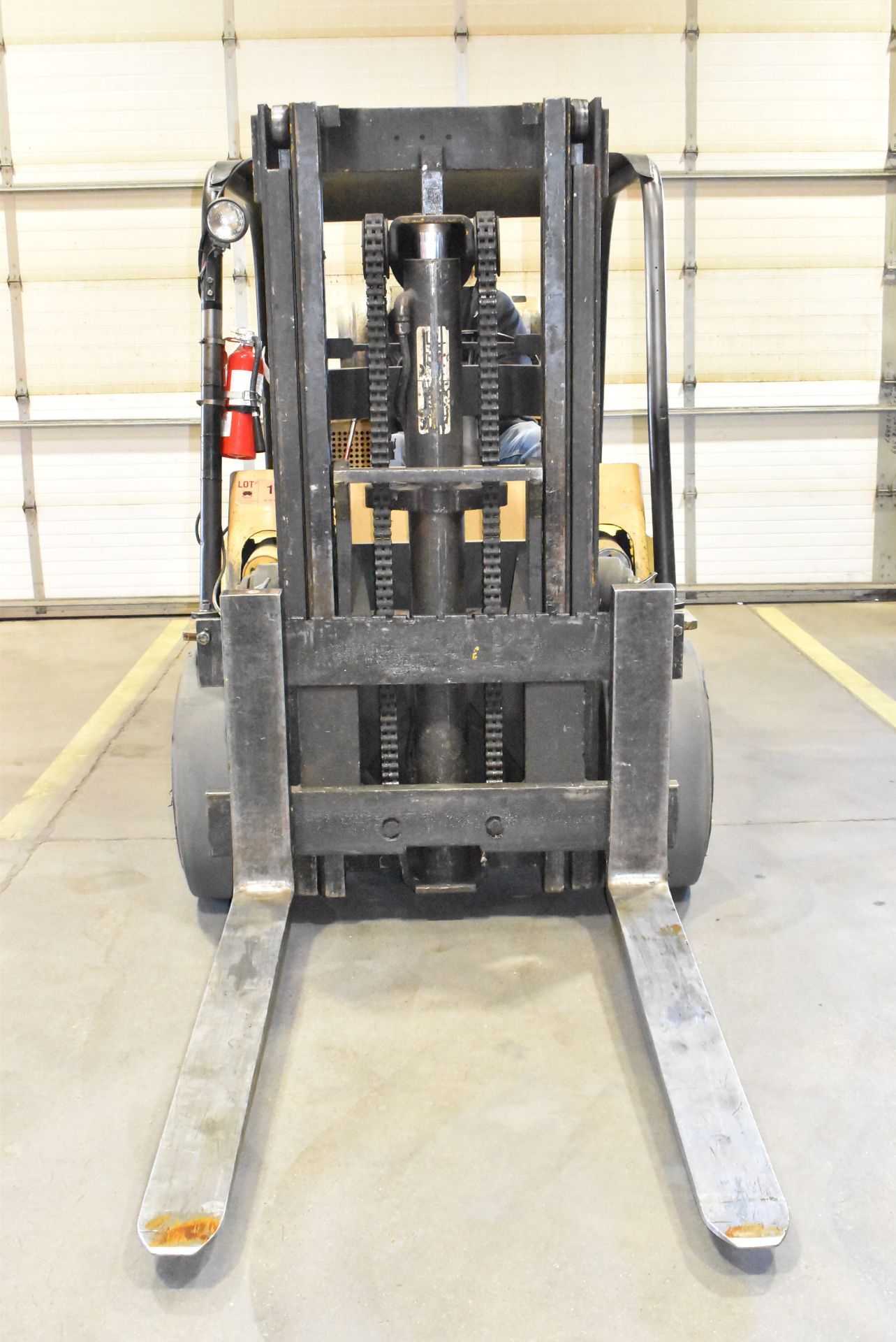 HYSTER S150A 15,000 LB. CAPACITY LPG FORKLIFT WITH 129" MAX. LIFT HEIGHT, 2-STAGE MAST, SOLID TIRES, - Image 4 of 18