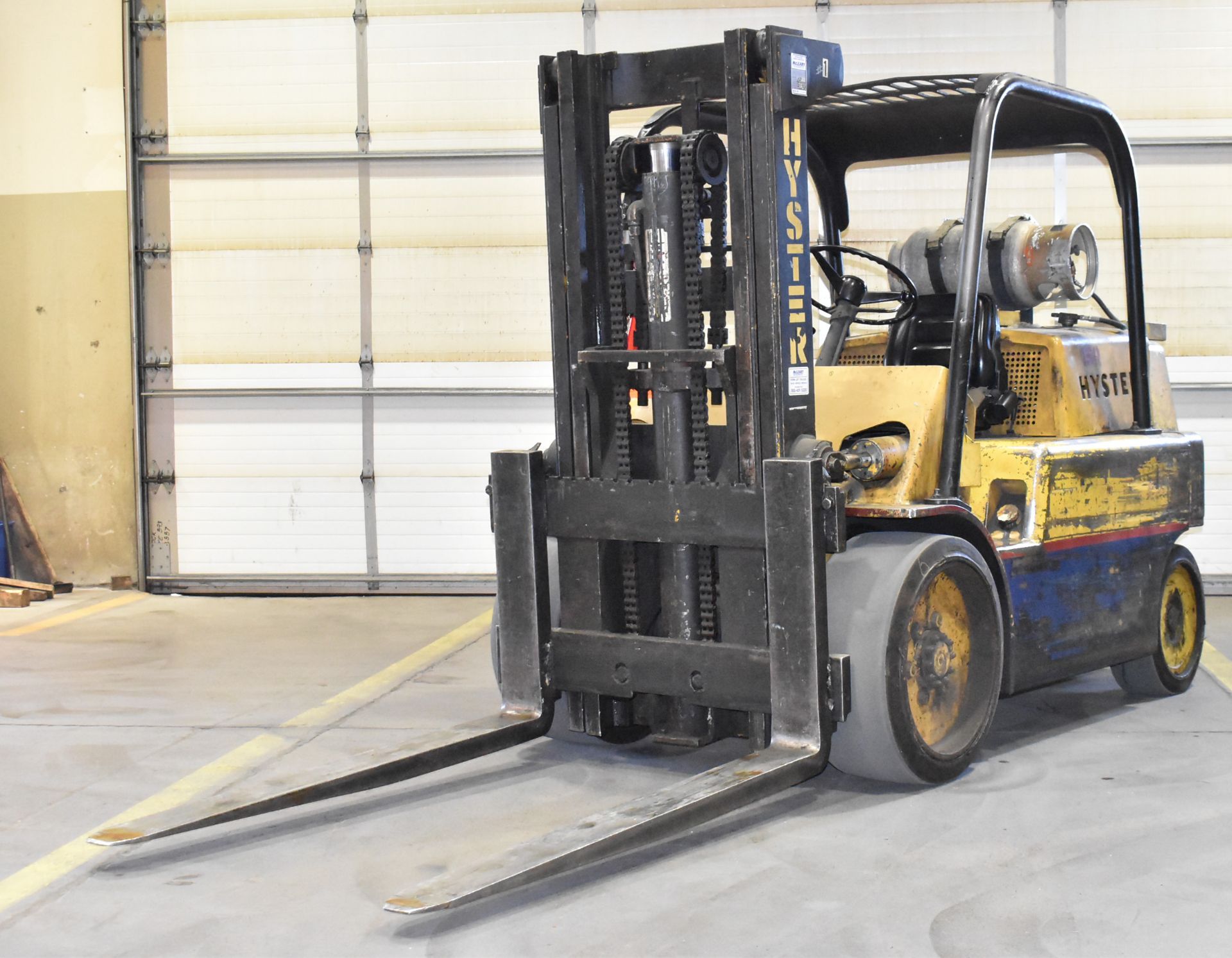 HYSTER S150A 15,000 LB. CAPACITY LPG FORKLIFT WITH 129" MAX. LIFT HEIGHT, 2-STAGE MAST, SOLID TIRES, - Image 5 of 18