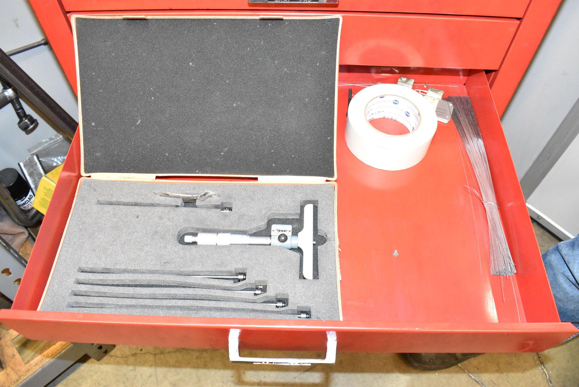 LOT/ GRAY ROLLING TOOLBOX WITH CONTENTS CONSISTING OF INSPECTION EQUIPMENT, HAND TOOLS & HARDWARE - Image 7 of 10