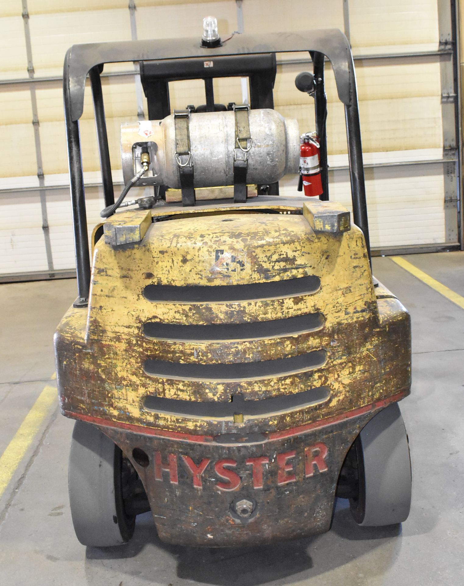 HYSTER S150A 15,000 LB. CAPACITY LPG FORKLIFT WITH 129" MAX. LIFT HEIGHT, 2-STAGE MAST, SOLID TIRES, - Image 7 of 18