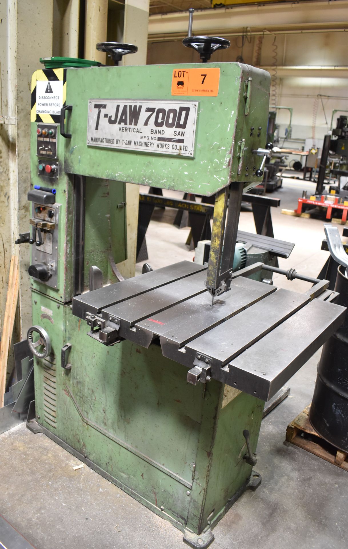 T-JAW 700D VERTICAL BAND SAW WITH 29"X27" TABLE, 28" THROAT, 15" MAX. WORKPIECE HEIGHT, BLADE