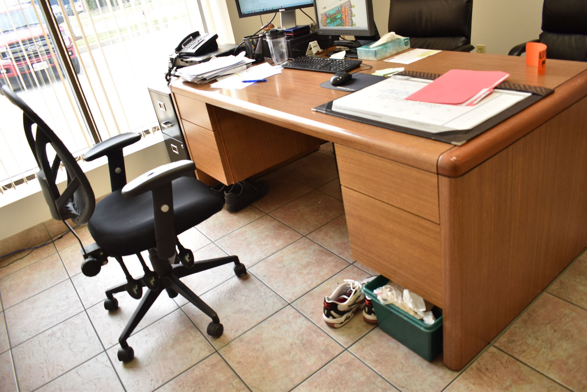 LOT/ OFFICE FURNITURE CONSISTING OF DESK, CREDENZA & (3) CHAIRS (FURNITURE ONLY - NO CONTENTS OR - Image 3 of 4