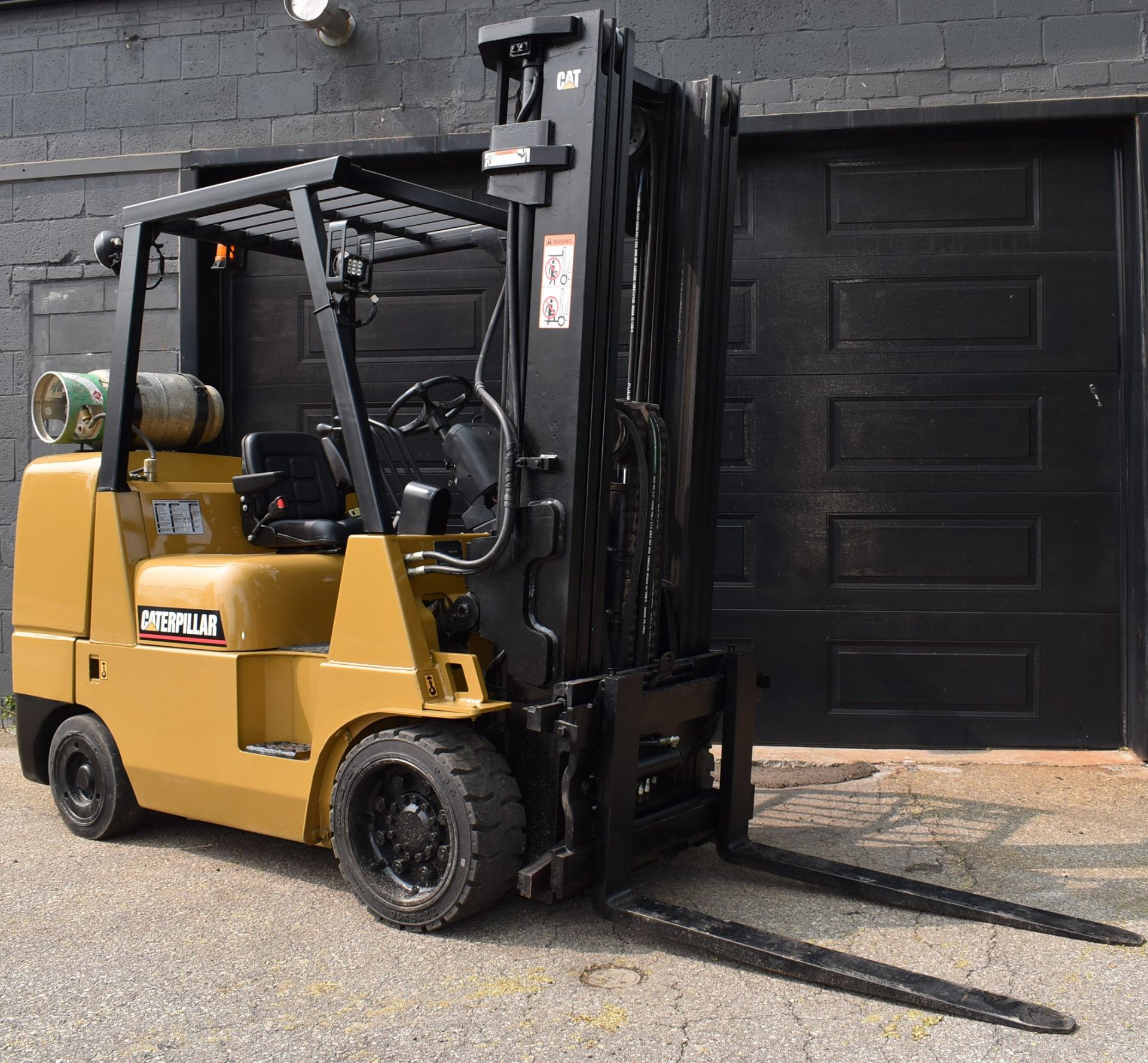 CATERPILLAR GC45KS 10,000 LB CAPACITY LPG FORKLIFT WITH 210 MAX. VERTICAL REACH, TILT, SIDE-SHIFT, - Image 7 of 20