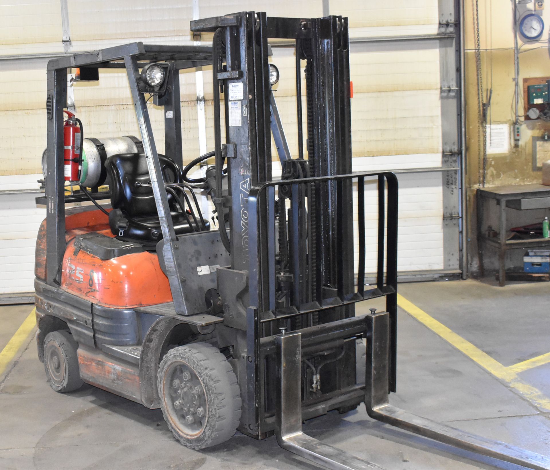 TOYOTA 42-6FGCU25 4,900 LB. CAPACITY LPG FORKLIFT WITH 189" MAX. LIFT HEIGHT, 3-STAGE MAST, SIDE - Image 4 of 17