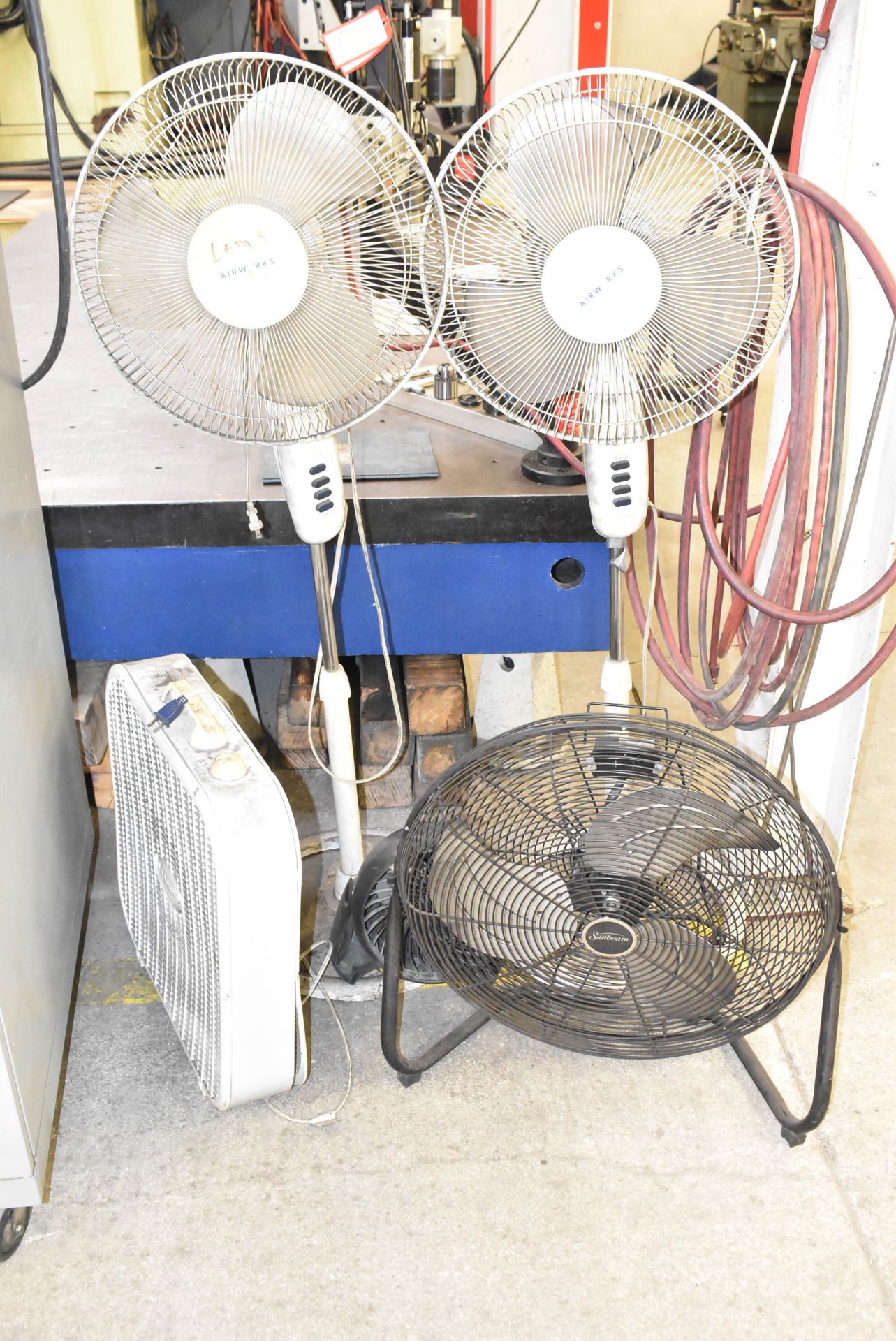 LOT/ FANS & LISTA COMPUTER CABINET - Image 2 of 4