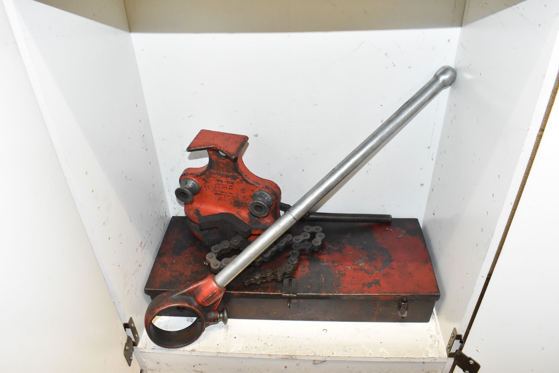 LOT/ CABINET WITH CONTENTS CONSISTING OF RIDGID MANUAL THREADING DIES & HANDLES - Image 5 of 5