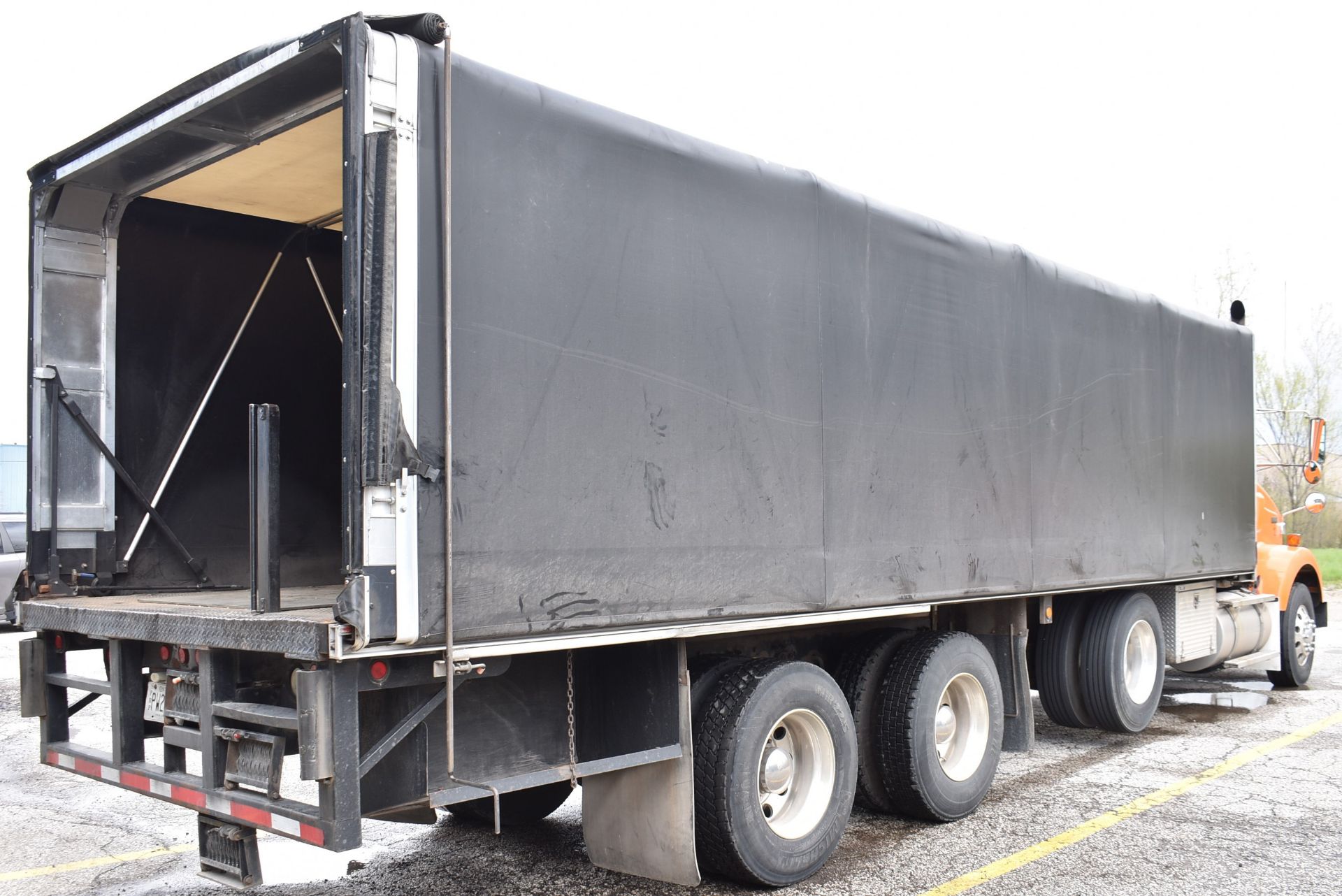 KENWORTH (2006) T800 TRI-AXLE FLAT DECK TRUCK WITH QUICK DRAW ROLL BACK TARP SYSTEM, 28' X 8' - Image 23 of 27