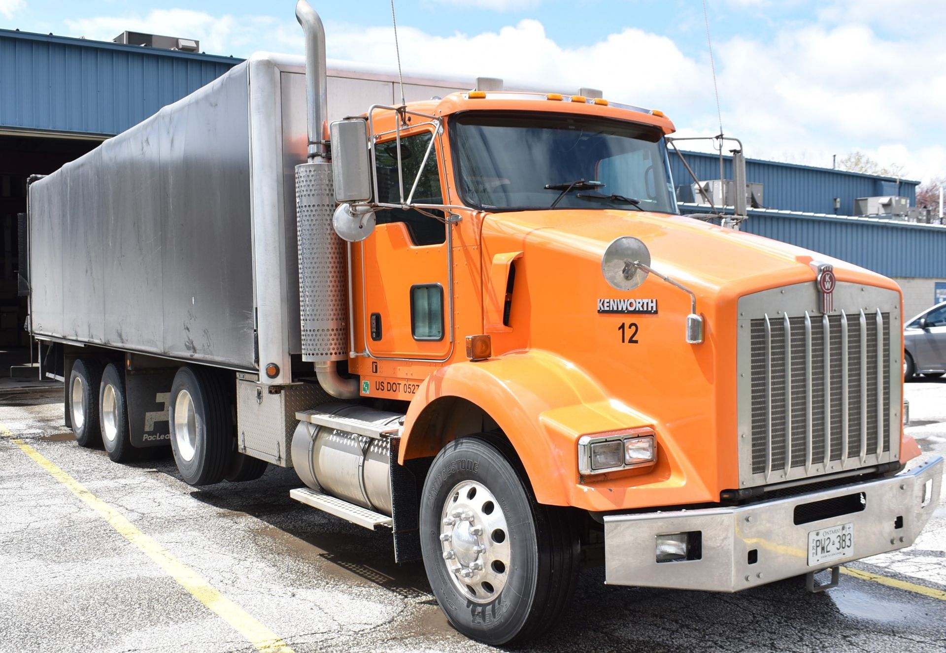 KENWORTH (2006) T800 TRI-AXLE FLAT DECK TRUCK WITH QUICK DRAW ROLL BACK TARP SYSTEM, 28' X 8' - Image 2 of 27