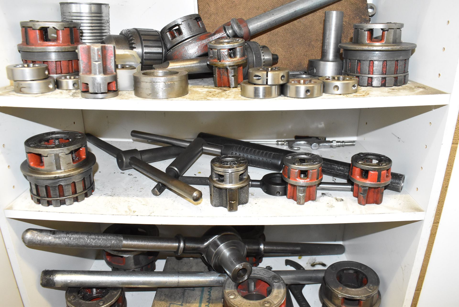 LOT/ CABINET WITH CONTENTS CONSISTING OF RIDGID MANUAL THREADING DIES & HANDLES - Image 3 of 5