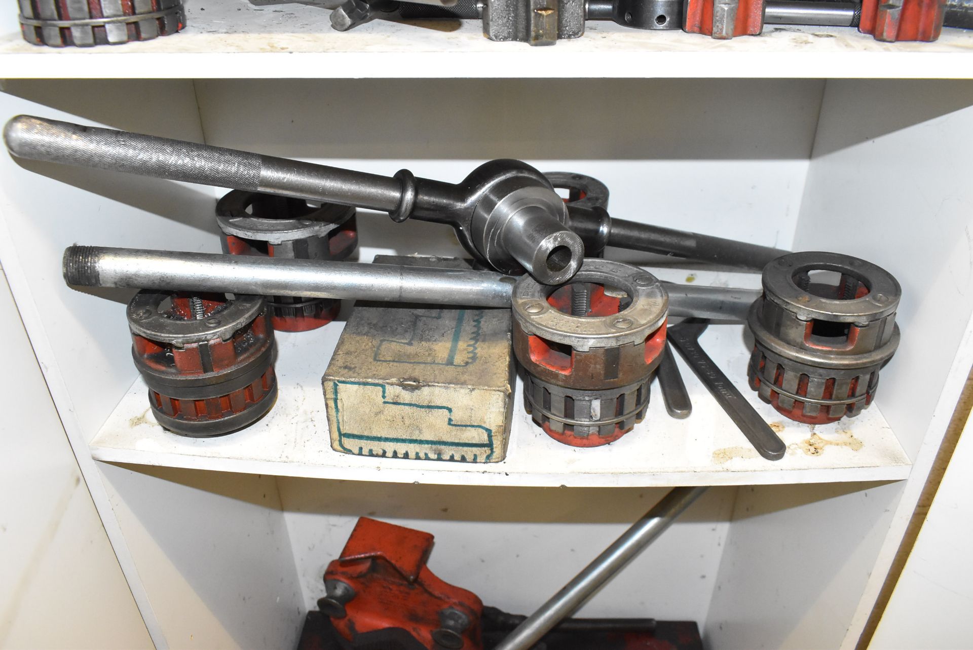 LOT/ CABINET WITH CONTENTS CONSISTING OF RIDGID MANUAL THREADING DIES & HANDLES - Image 4 of 5