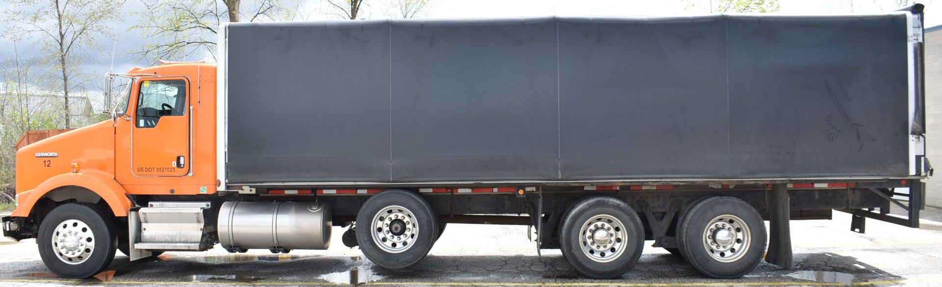 KENWORTH (2006) T800 TRI-AXLE FLAT DECK TRUCK WITH QUICK DRAW ROLL BACK TARP SYSTEM, 28' X 8' - Image 17 of 27