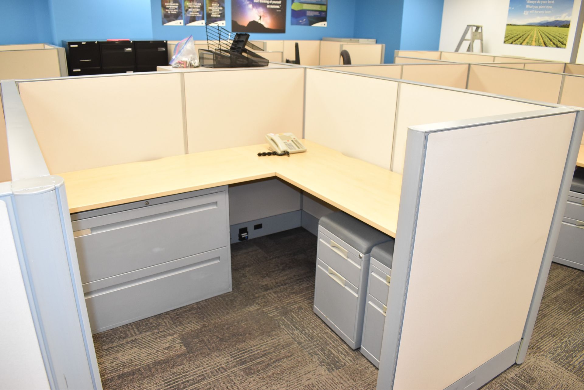 LOT/ (6) CUBICLE WORKSTATIONS WITH ASSOCIATED OFFICE CHAIRS & FILE CABINETS - Image 4 of 9