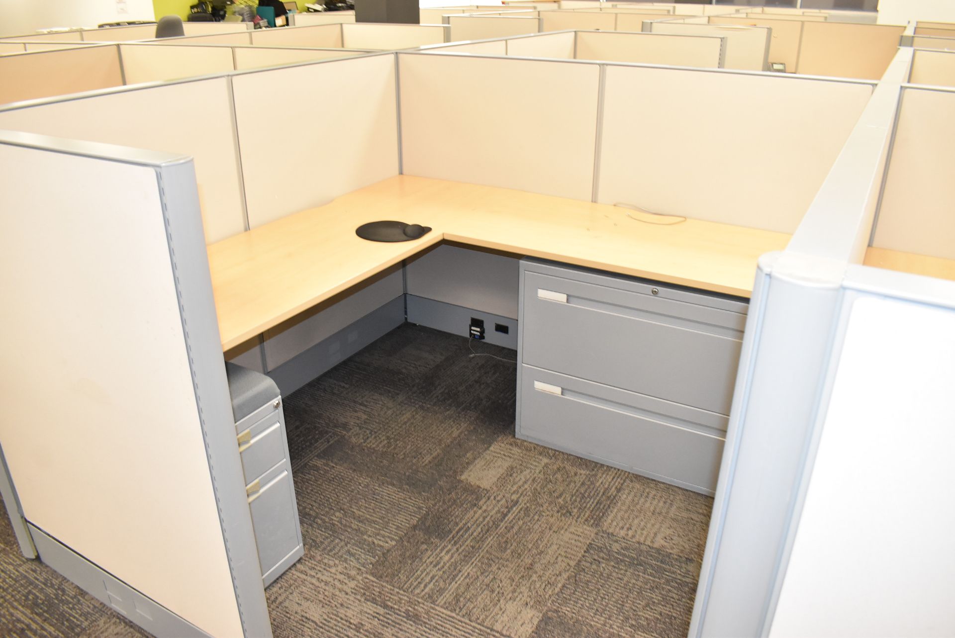 LOT/ (10) CUBICLE WORKSTATIONS WITH ASSOCIATED OFFICE CHAIRS & FILE CABINETS - Image 9 of 11