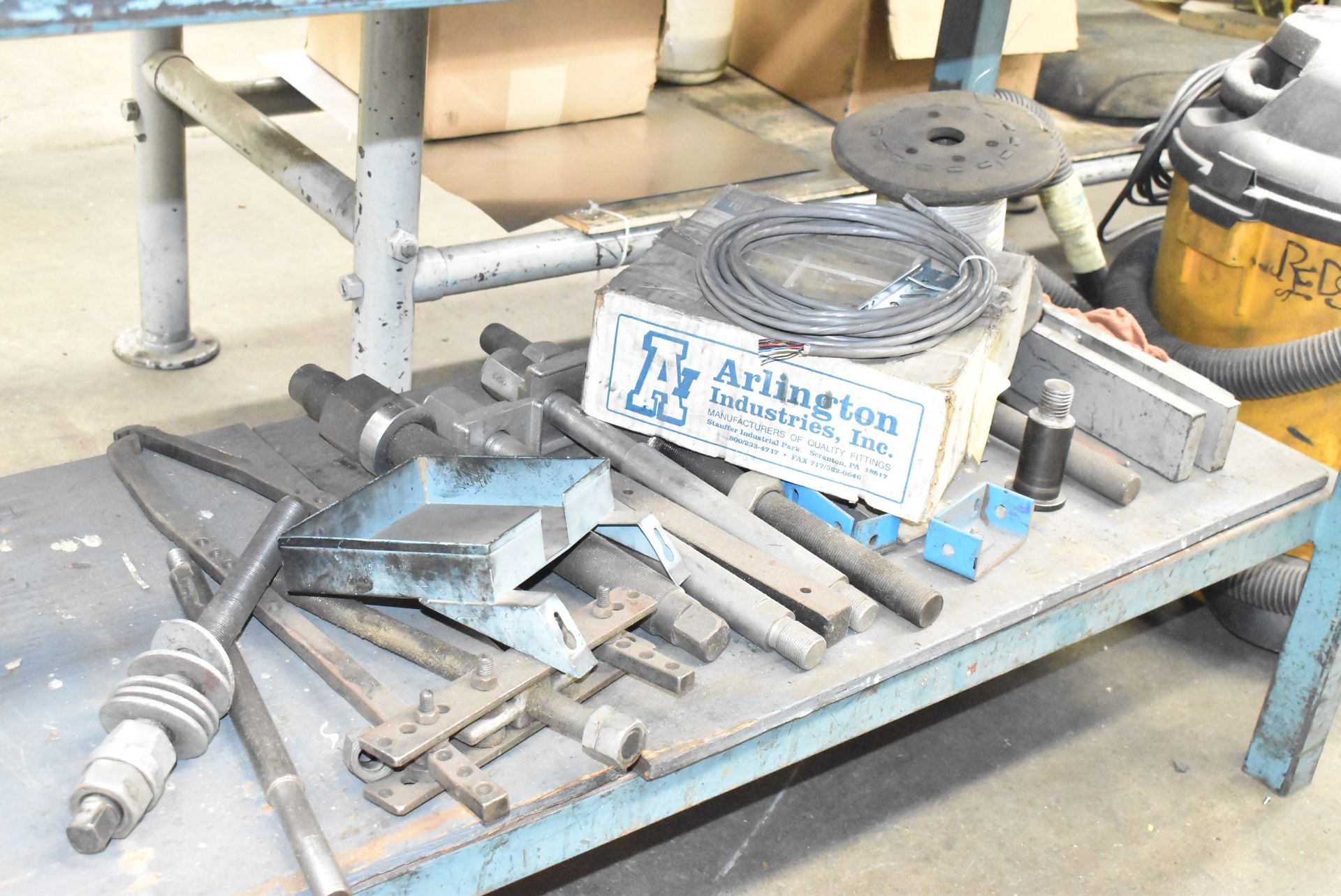 LOT/ REMAINING CONTENTS OF WORK BENCH - INCLUDING LIFTING SUPPLIES, CABLE, SURPLUS MATERIAL - Image 3 of 3