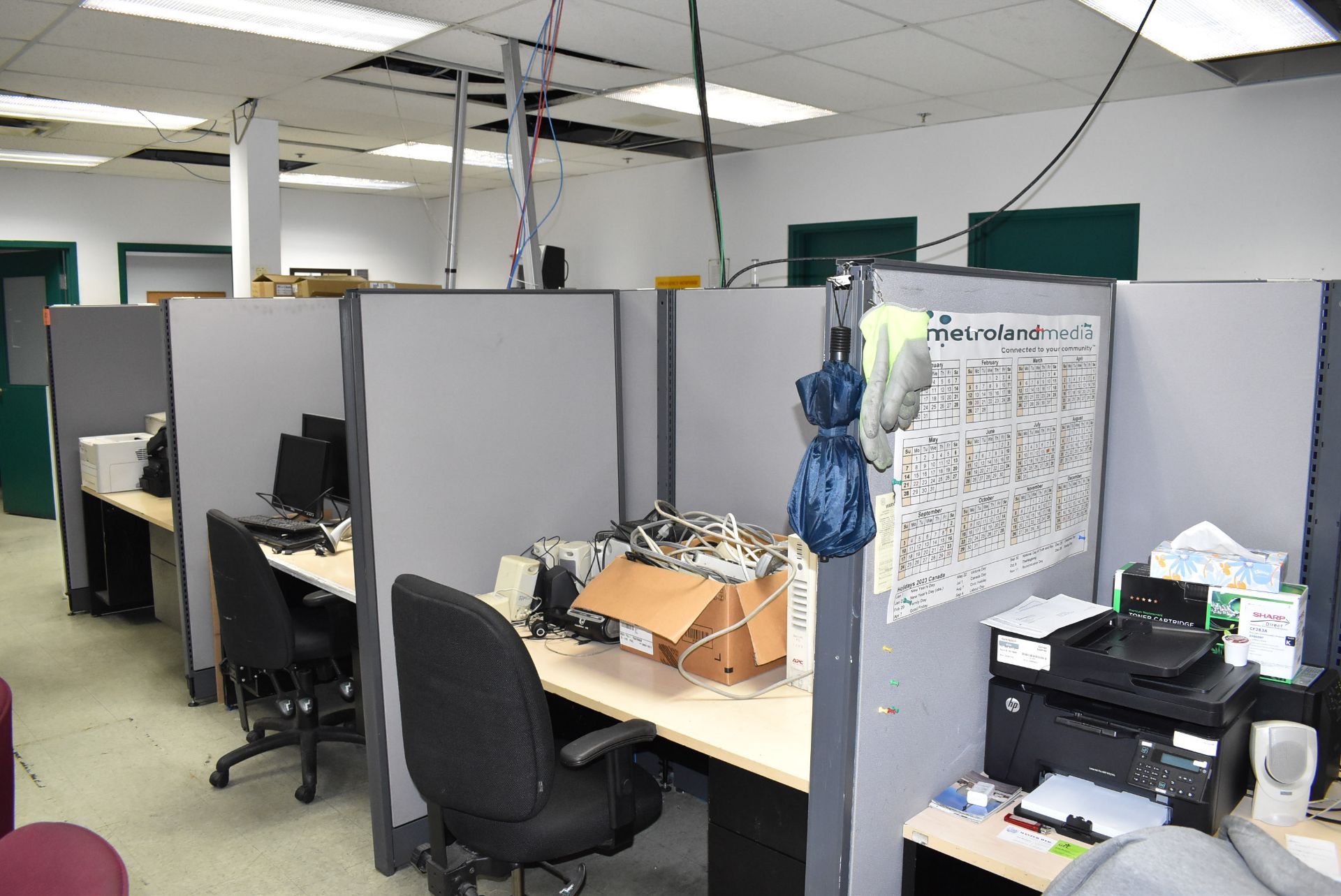 LOT/ CUBICLE WORKSTATIONS IN PRE-PRESS OFFICES (APPROX. 7) (FURNITURE ONLY - COMPUTERS, PRINTERS & - Image 2 of 2