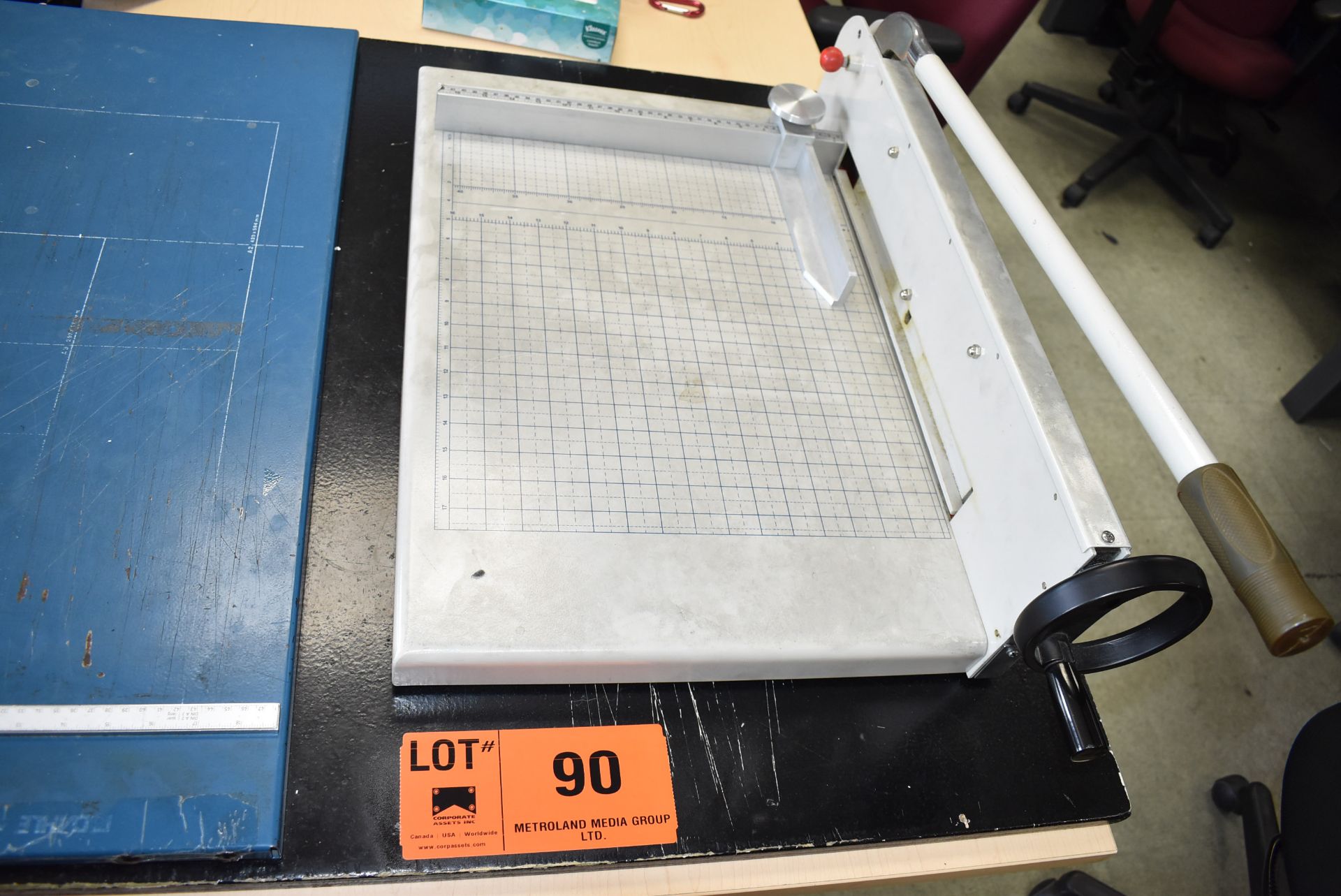 LOT/ VINYL/PAPER CUTTER & HEAVY DUTY TABLE TOP PAPER CUTTER - Image 2 of 5