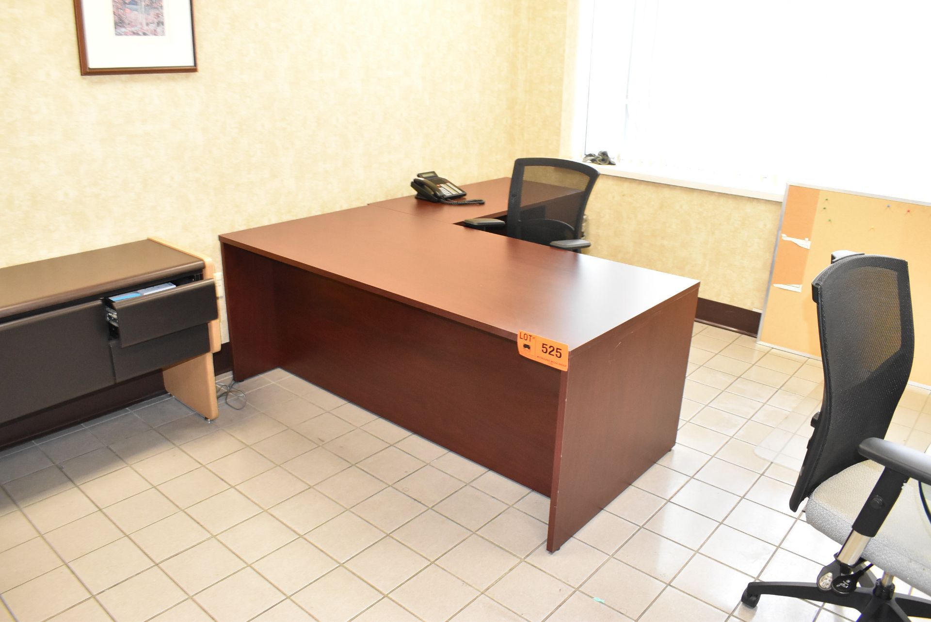 LOT/ CONTENTS OF OFFICE CONSISTING OF DESK WITH OFFICE CHAIR, COUCH, CREDENZA, ROUND GLASS-TOP TABLE - Image 2 of 5