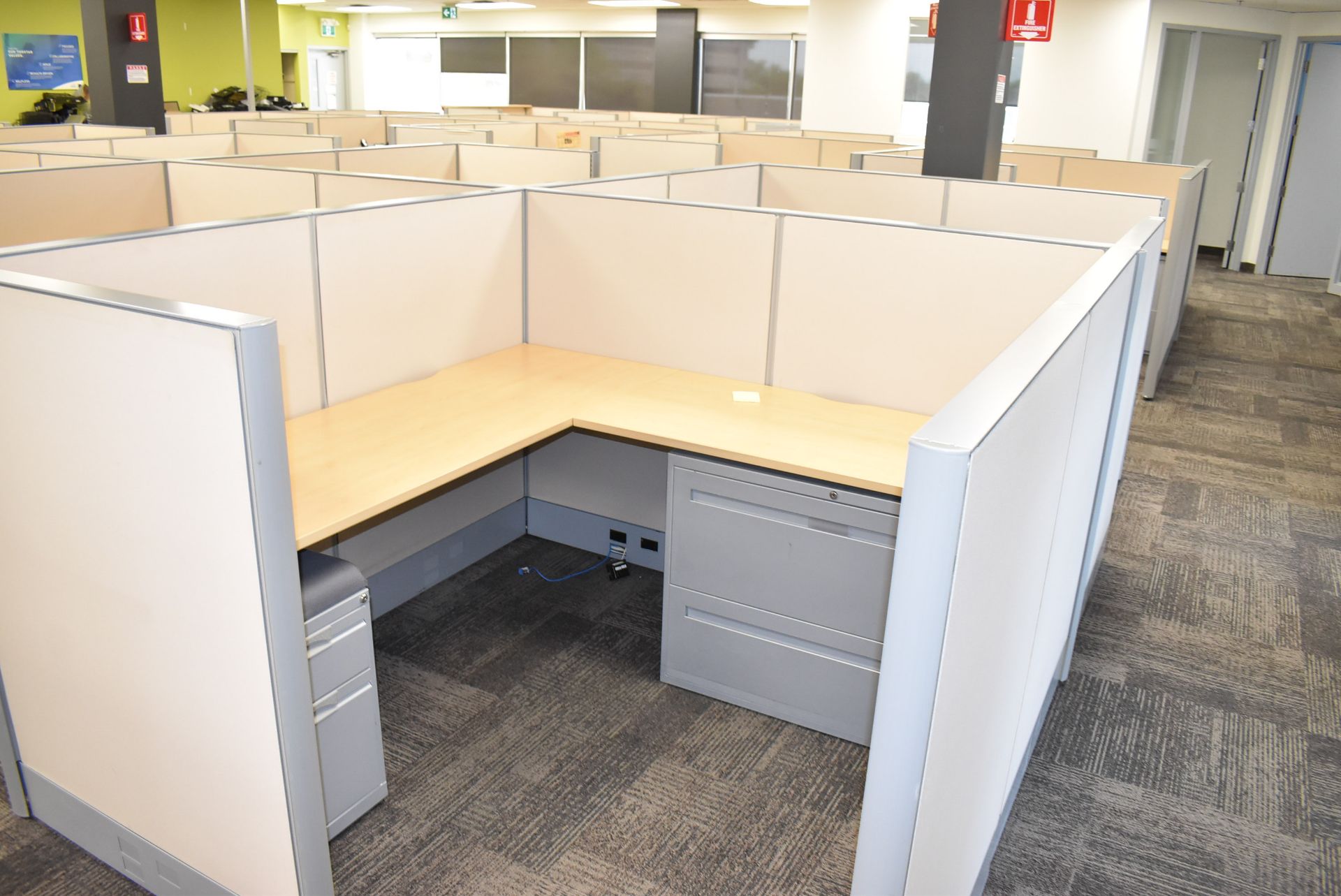 LOT/ (10) CUBICLE WORKSTATIONS WITH ASSOCIATED OFFICE CHAIRS & FILE CABINETS - Image 7 of 11