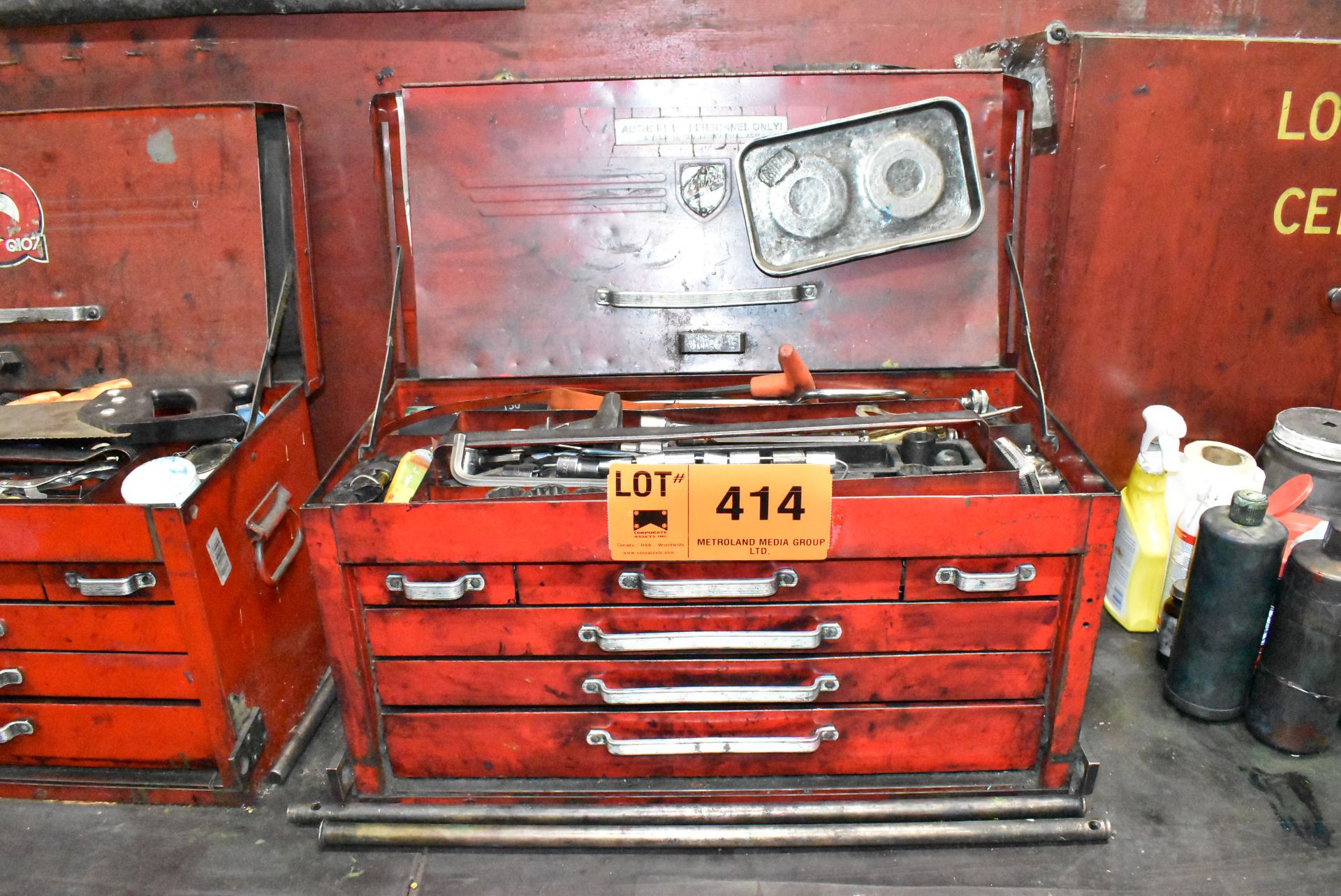 LOT/ TOOLBOX WITH HAND TOOLS